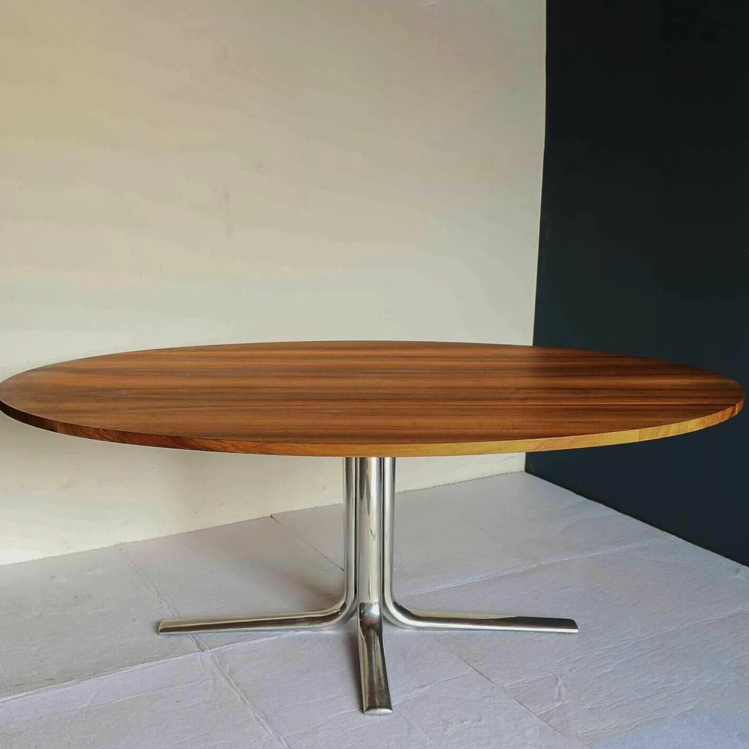 Zoom by Mobimex Esstische|Aliz Massivholztisch Platte Eliptisch Nussbaum Oberfläche Geölt Gestell Aluminium Poliert