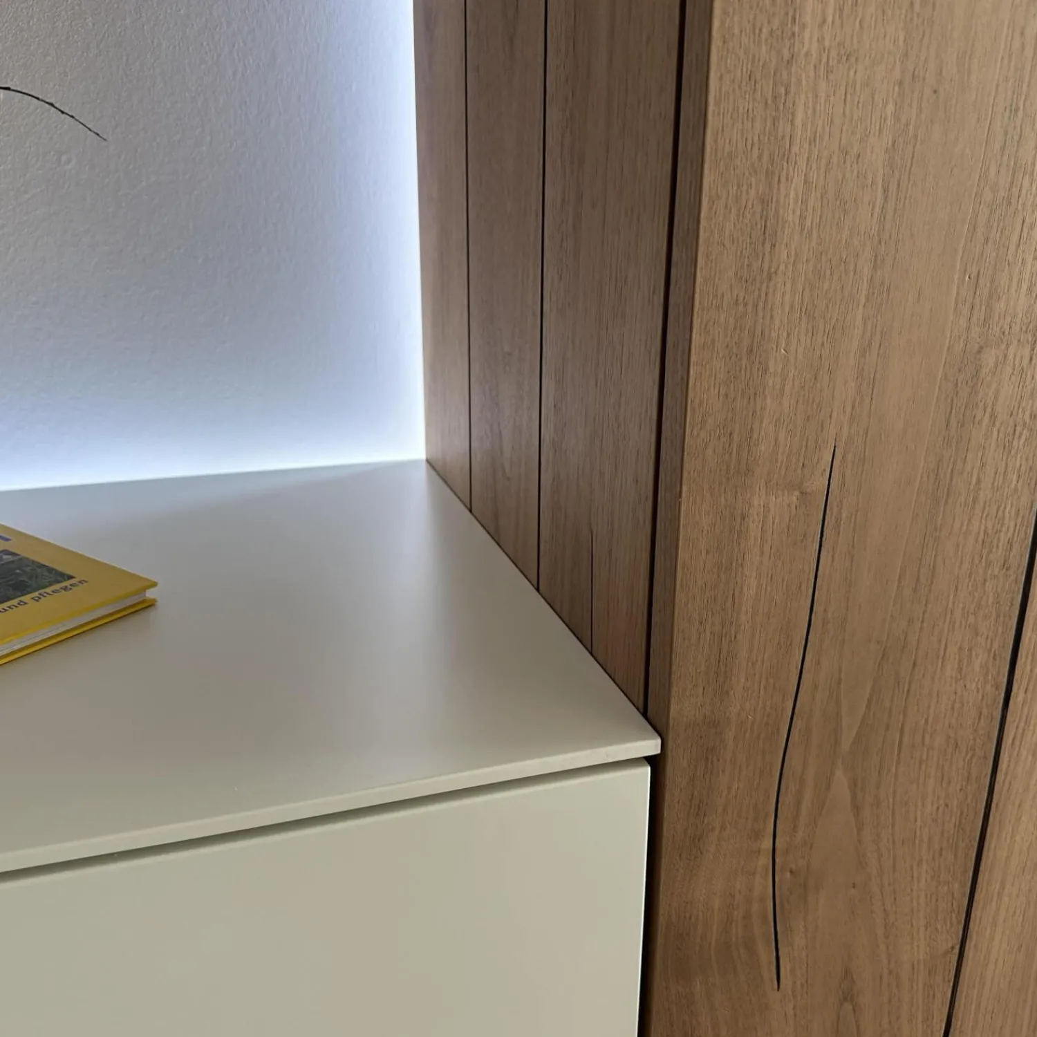 Hülsta Wohnwände & Tv-Lowboards|Anbauwand Gentis Lack Weiß Akzent Kernnussbaum Naturstamm Mit Beleuchtung