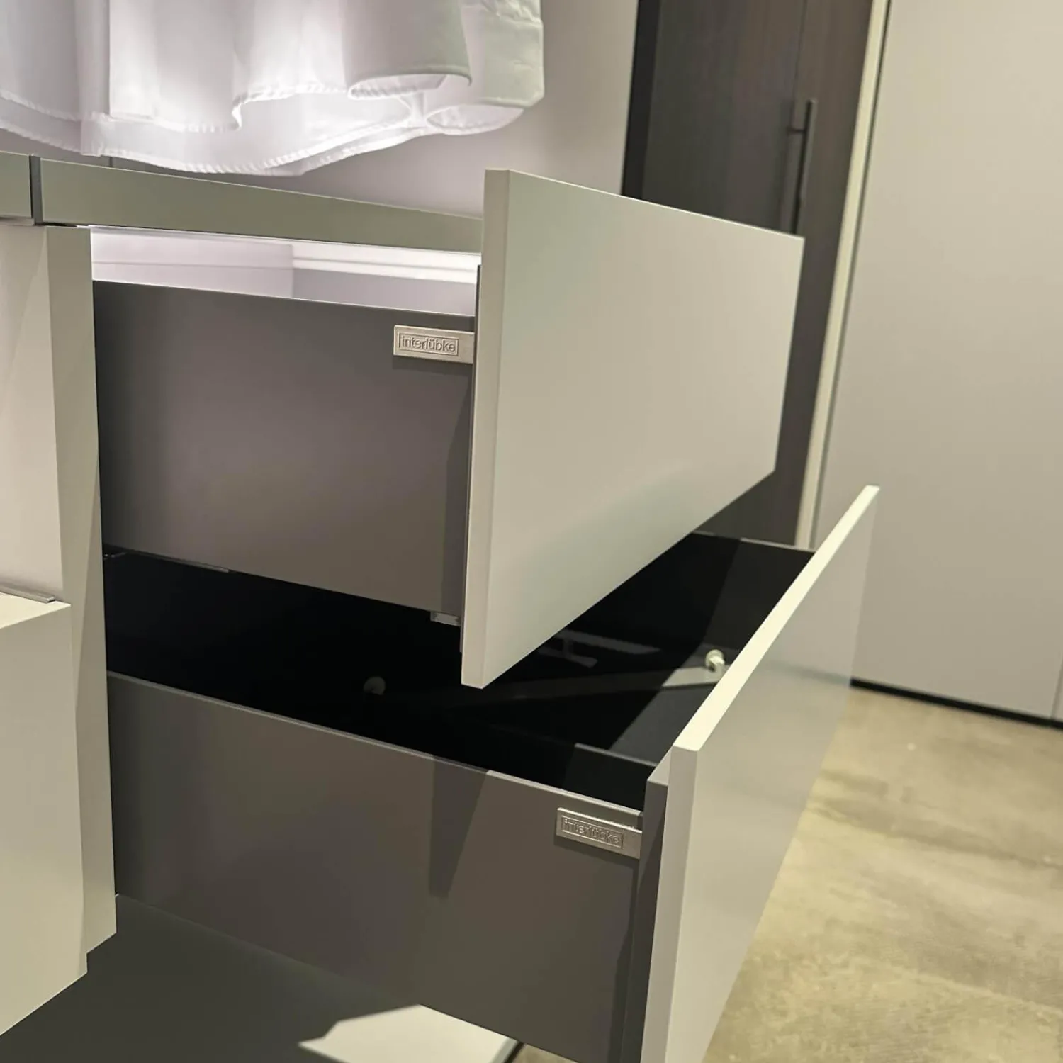 Interlübke Kleiderschränke|Ankleide Collect Plus Korpus Lack Greige Beige Front Raucheiche Dunkel Schwarz Mit Beleuchtung