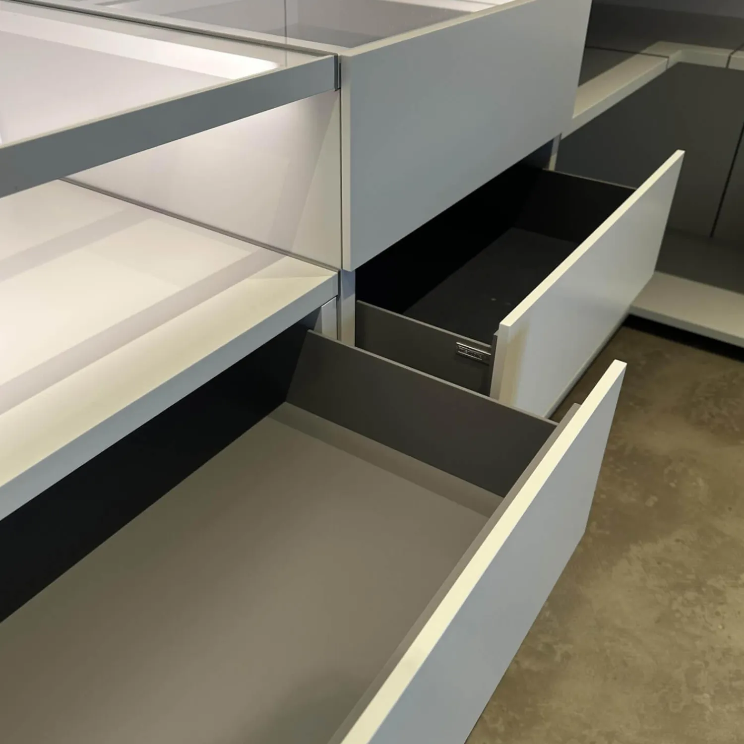 Interlübke Kleiderschränke|Ankleide Collect Plus Korpus Lack Greige Beige Front Raucheiche Dunkel Schwarz Mit Beleuchtung