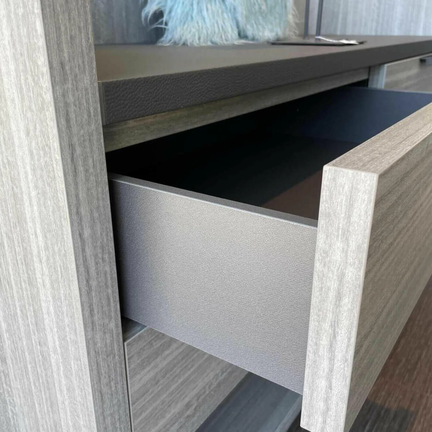 Molteni & C Kleiderschränke|Ankleide Gliss Master Korpus Böden Rückwand aus Zirbelkiefer Silber mit Beleuchtung