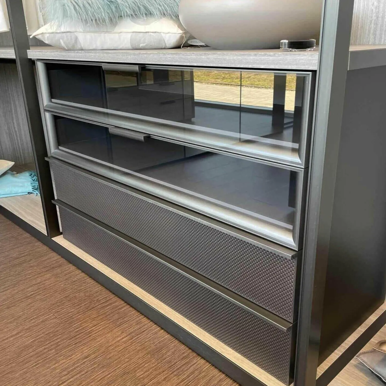 Molteni & C Kleiderschränke|Ankleide Gliss Master Korpus Böden Rückwand aus Zirbelkiefer Silber mit Beleuchtung