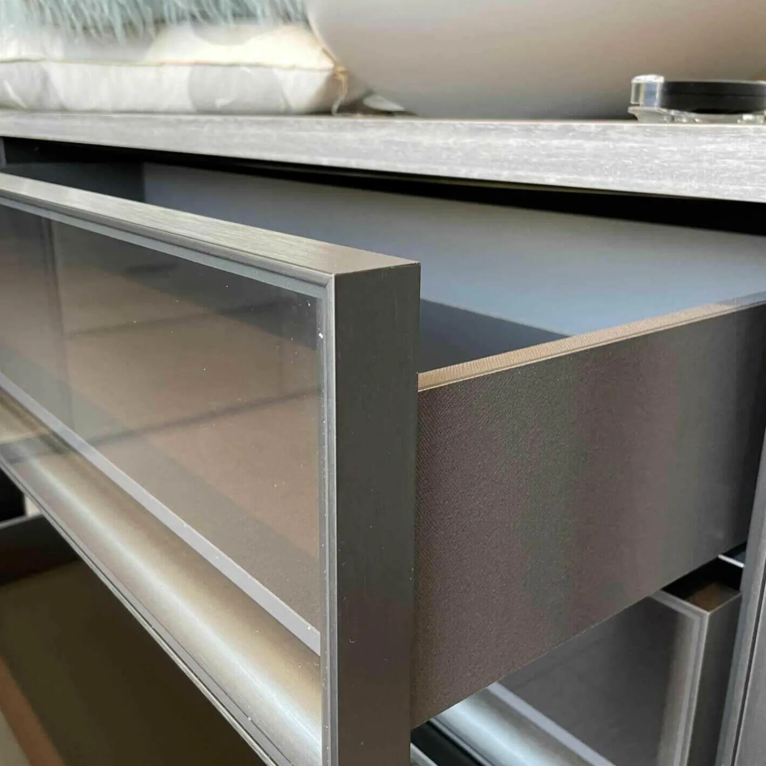 Molteni & C Kleiderschränke|Ankleide Gliss Master Korpus Böden Rückwand aus Zirbelkiefer Silber mit Beleuchtung