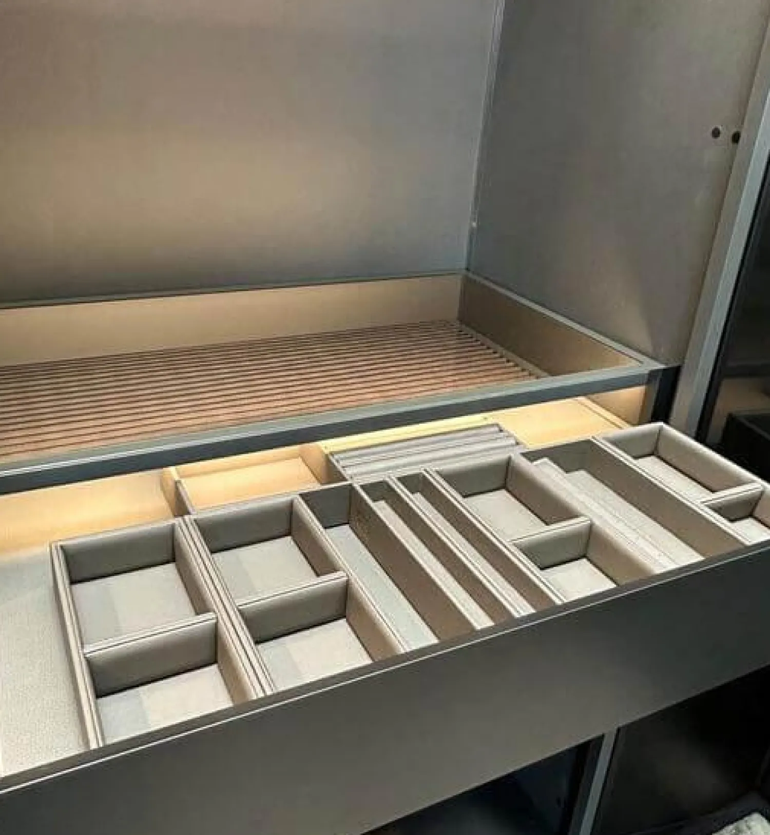 Poliform Kleiderschränke|Ankleide Senzafine Fitted Melamin Ardesia Grau Türen Metallisch Lackiert Bronzo 23 Grau Anthrazit Mit Beleuchtung