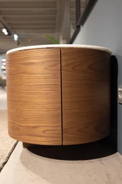 Cassina Kommoden & Sideboards|Anrichte Rondos Mamorplatte Bianco Carrara Opaco Weiß Korpus Furniert Amerikanischer Nussbaum Mit Einem Offenen Fach