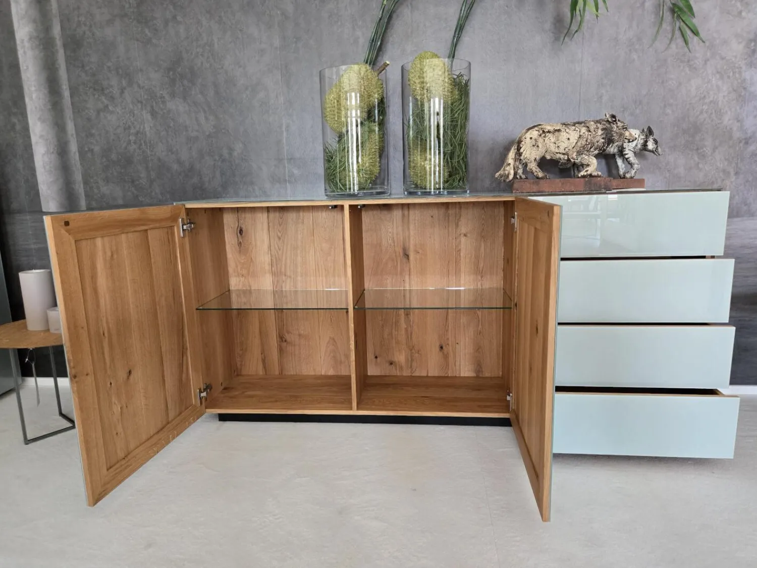 Scholtissek Kommoden & Sideboards|Anrichte Sideboard Novus Korpus Knorrige Eiche Rustikal Natur Geölt Front Glas 7035 Lichtgrau Grau Glänzend