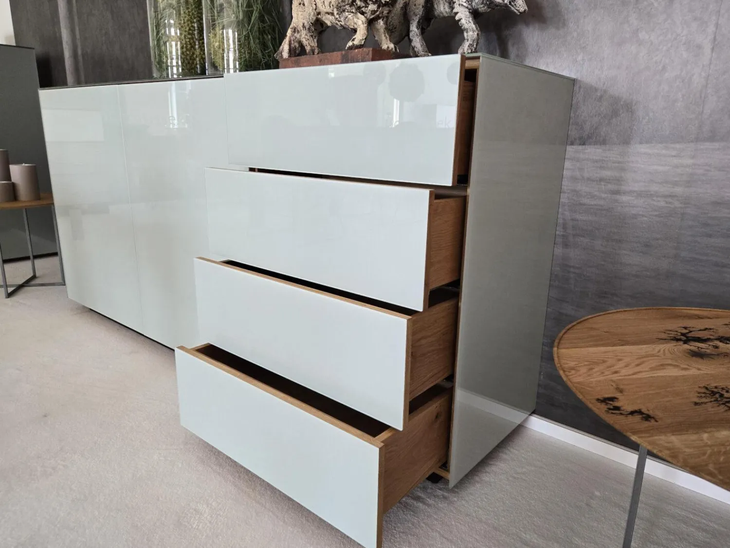 Scholtissek Kommoden & Sideboards|Anrichte Sideboard Novus Korpus Knorrige Eiche Rustikal Natur Geölt Front Glas 7035 Lichtgrau Grau Glänzend