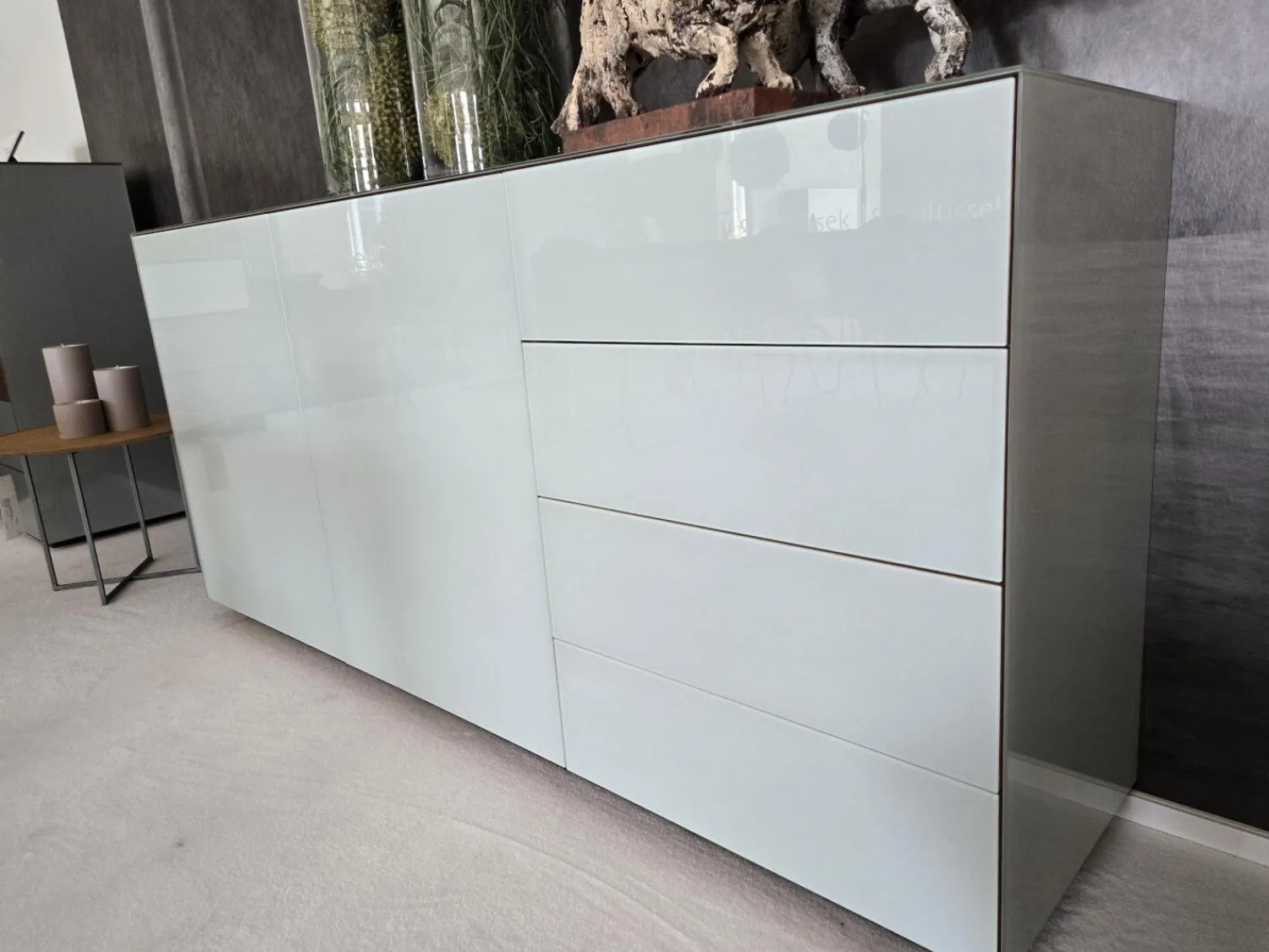 Scholtissek Kommoden & Sideboards|Anrichte Sideboard Novus Korpus Knorrige Eiche Rustikal Natur Geölt Front Glas 7035 Lichtgrau Grau Glänzend