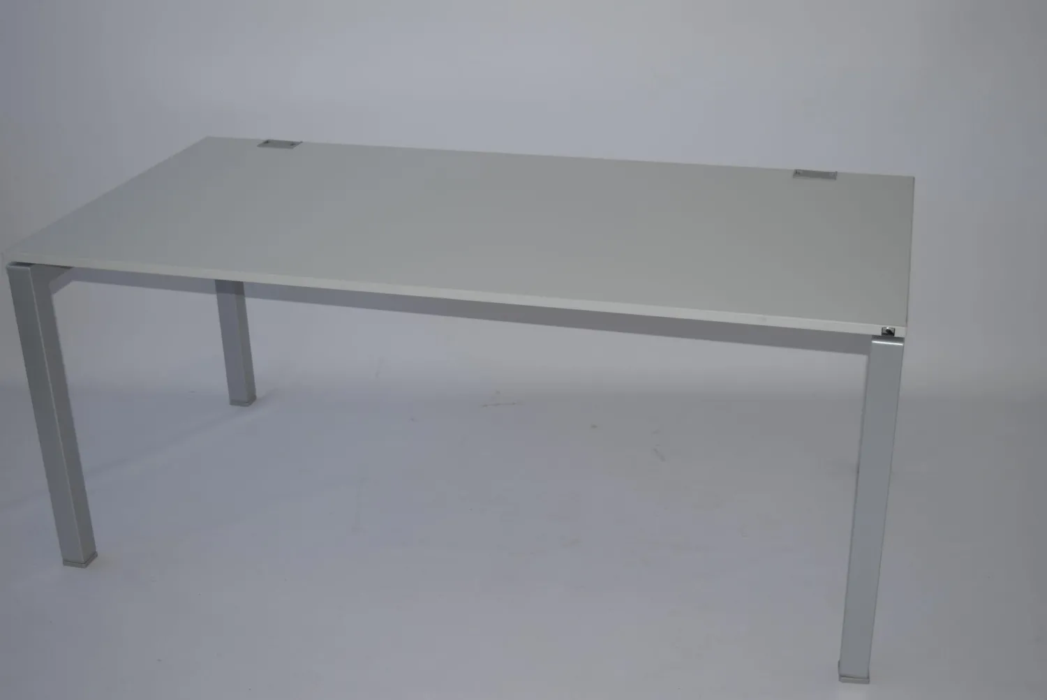 König + Neurath Schreibtische & Sekretäre|Arbeitstisch Basic 4 Platte und Plattenkante Kunststoff Uni Lichtgrau Gestell Alufarbig