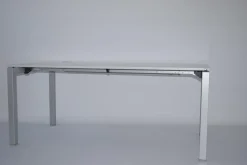 König + Neurath Schreibtische & Sekretäre|Arbeitstisch Basic 4 Platte und Plattenkante Kunststoff Uni Lichtgrau Gestell Alufarbig