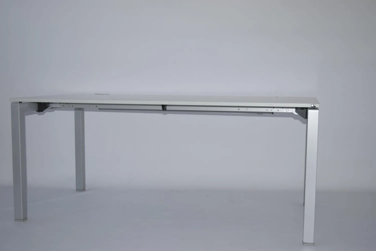 König + Neurath Schreibtische & Sekretäre|Arbeitstisch Basic 4 Platte und Plattenkante Kunststoff Uni Lichtgrau Gestell Alufarbig