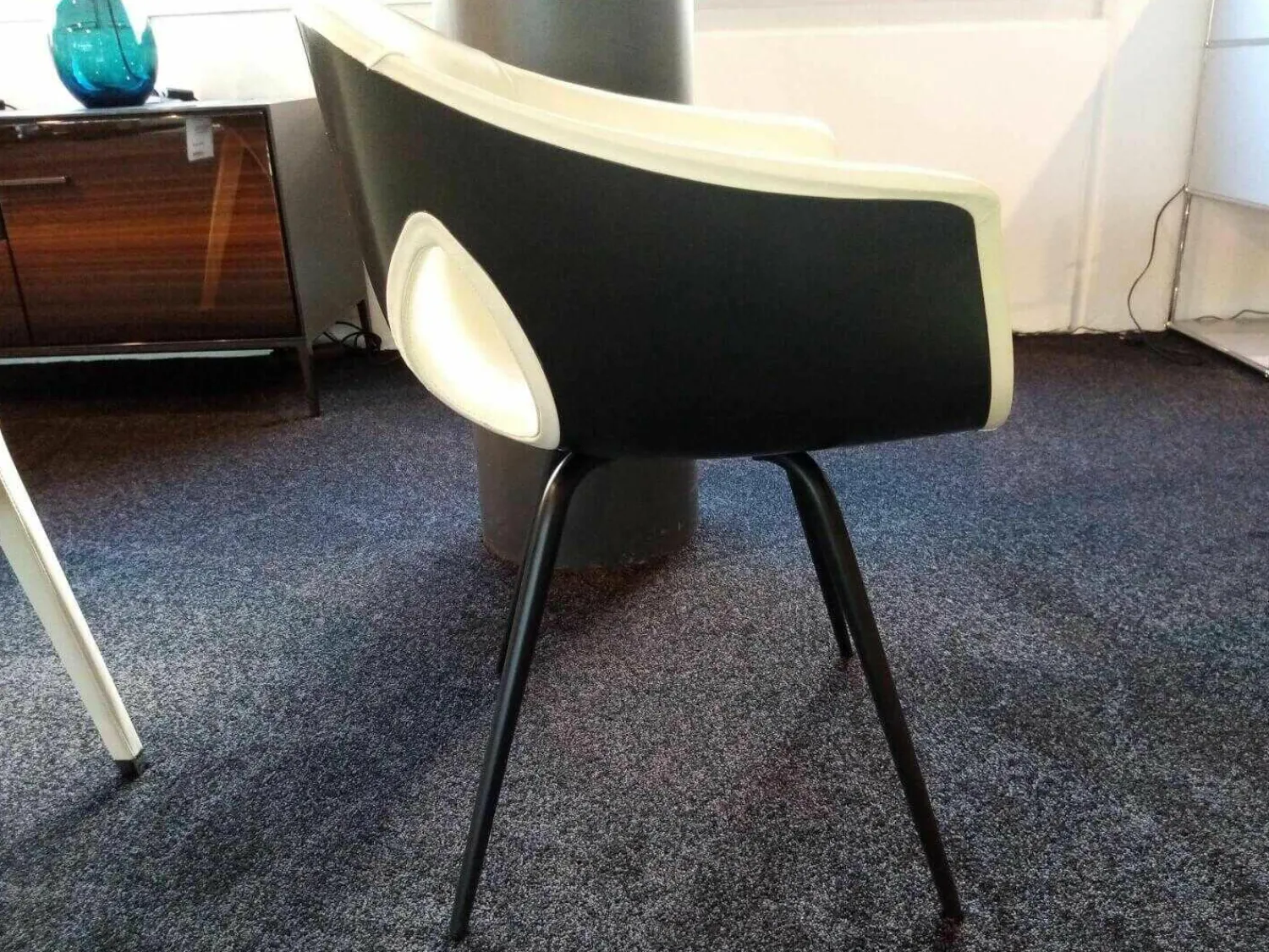 Poltrona Frau Einzelstühle|Armlehnenstuhl Ginger Ale Leder Latte Bianco Weiß Gestell Schwarz Lackiert