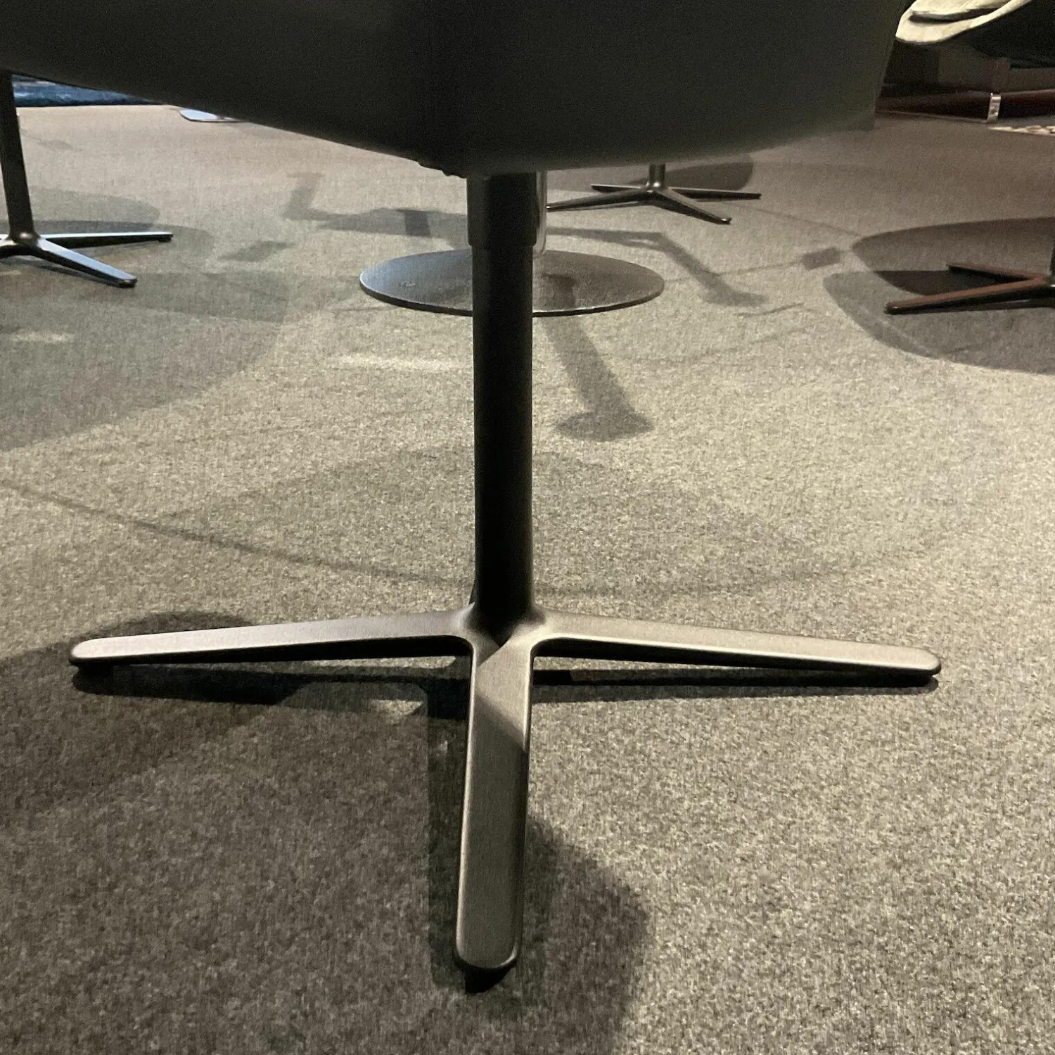 Draenert Einzelstühle|Armlehnstuhl 2043 Dan Stoff Charmellle Cloud 81 Beige Drehgestell Schwarz Mit Rückholmechanik