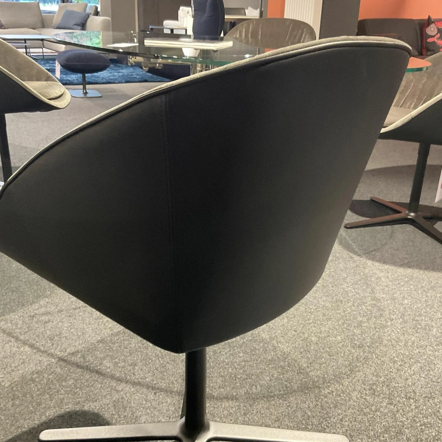 Draenert Einzelstühle|Armlehnstuhl 2043 Dan Stoff Charmellle Cloud 81 Beige Drehgestell Schwarz Mit Rückholmechanik