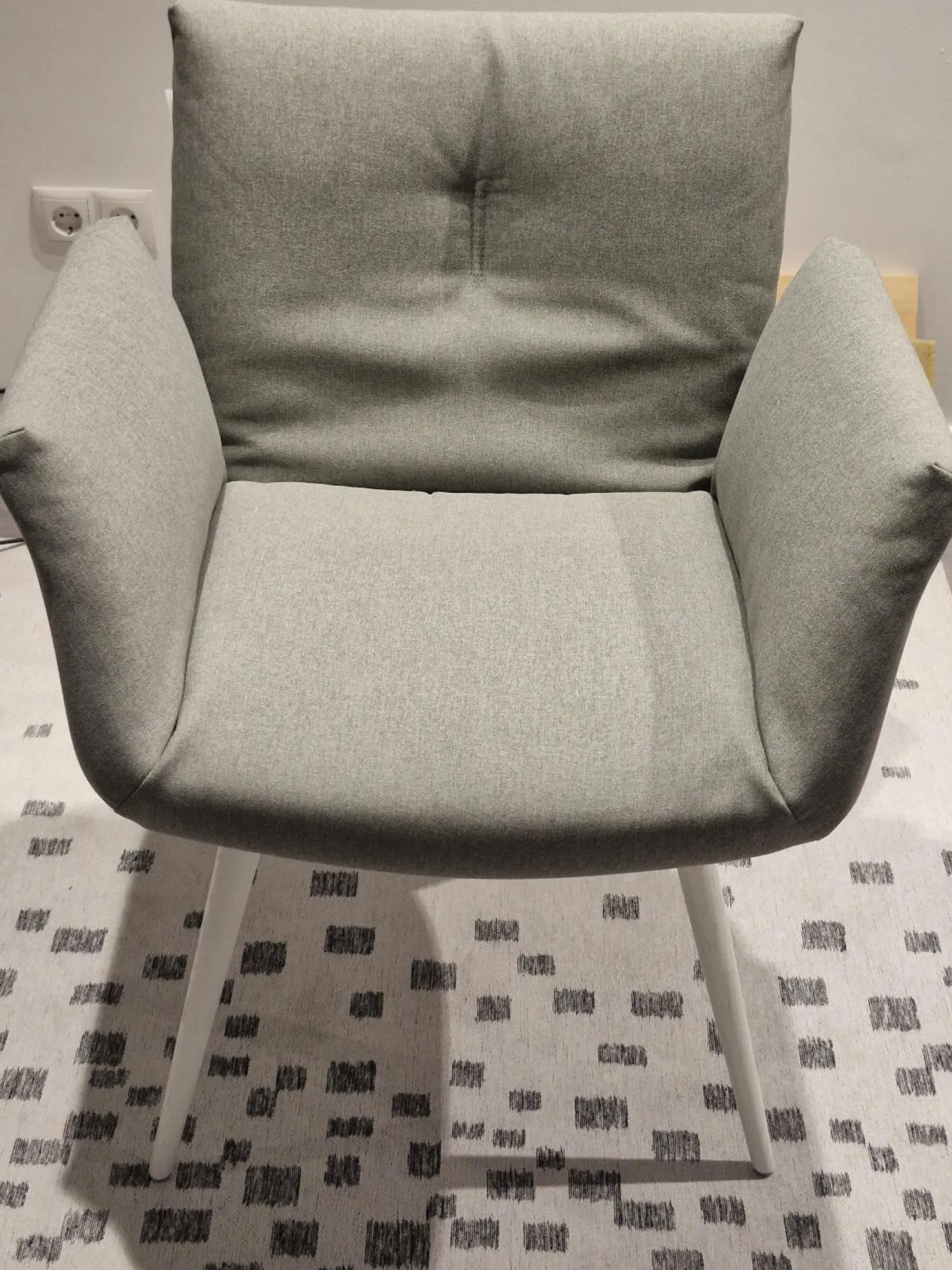 COR Einzelstühle|Armlehnstuhl Alvo Stoff 7208 Steingrau Schale Lack Schneeweiß Holzgestell Schneeweiß Lackiert Mit Kunststoffgleitern