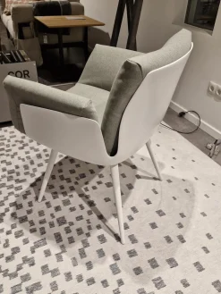 COR Einzelstühle|Armlehnstuhl Alvo Stoff 7208 Steingrau Schale Lack Schneeweiß Holzgestell Schneeweiß Lackiert Mit Kunststoffgleitern