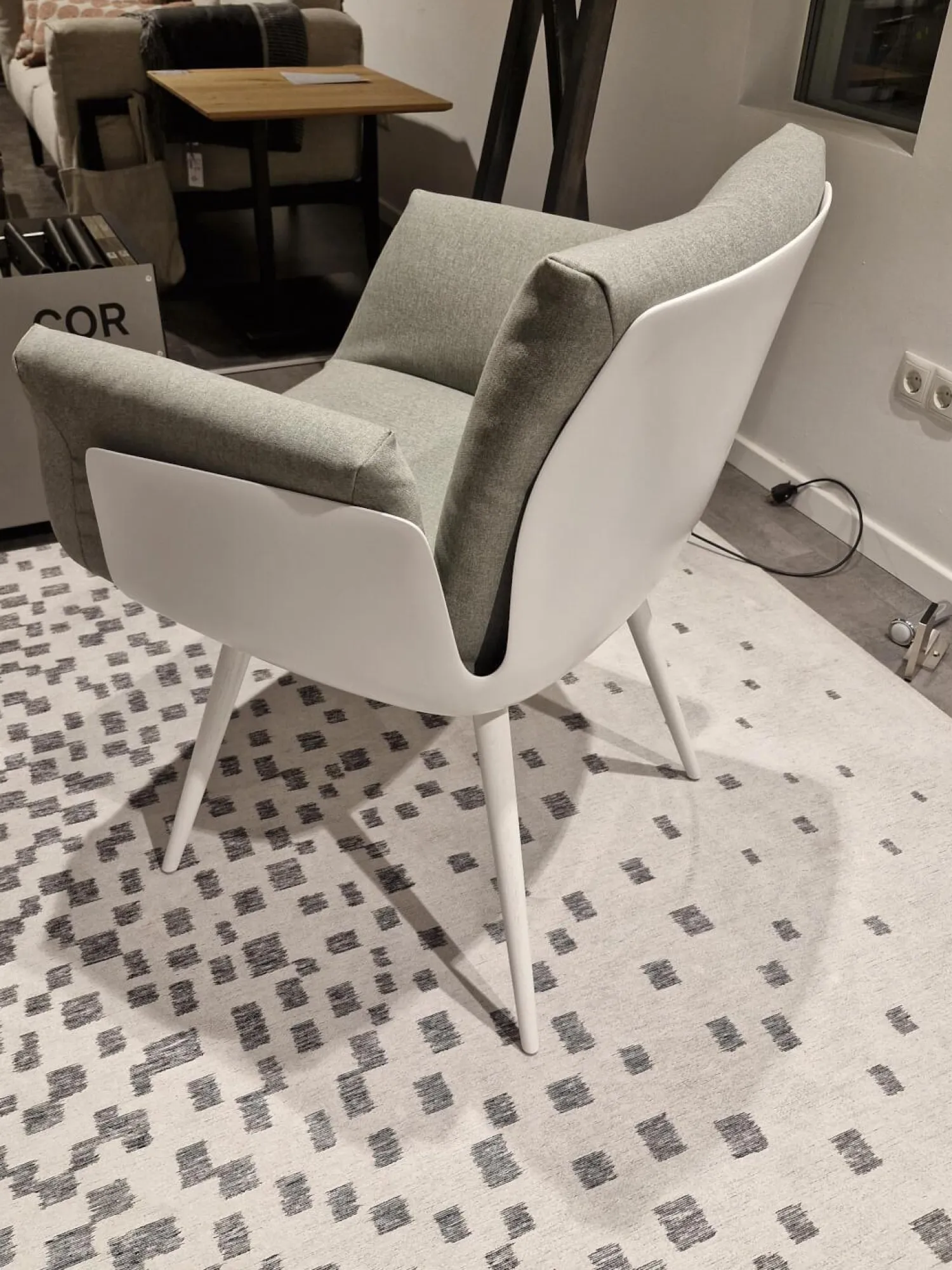 COR Einzelstühle|Armlehnstuhl Alvo Stoff 7208 Steingrau Schale Lack Schneeweiß Holzgestell Schneeweiß Lackiert Mit Kunststoffgleitern