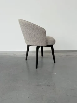 Minotti Einzelstühle|Armlehnstuhl Amelie Dining Stoff Douglas 08 Corda Grau Gestell Kastanie Drehbar