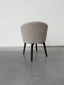 Minotti Einzelstühle|Armlehnstuhl Amelie Dining Stoff Douglas 08 Corda Grau Gestell Kastanie Drehbar