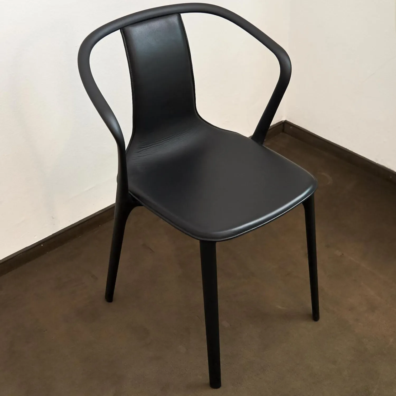 Vitra Einzelstühle|Armlehnstuhl Belleville Bezug Leder Premium Schwarz Gestell Polyamid Spritzguss Tiefschwarz