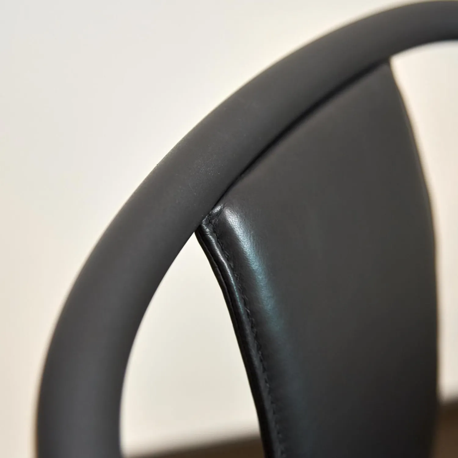 Vitra Einzelstühle|Armlehnstuhl Belleville Bezug Leder Premium Schwarz Gestell Polyamid Spritzguss Tiefschwarz