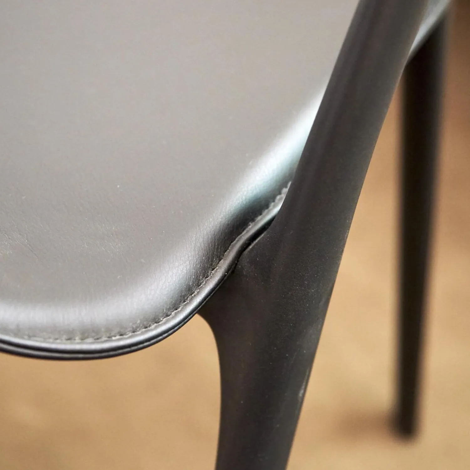 Vitra Einzelstühle|Armlehnstuhl Belleville Bezug Leder Premium Schwarz Gestell Polyamid Spritzguss Tiefschwarz