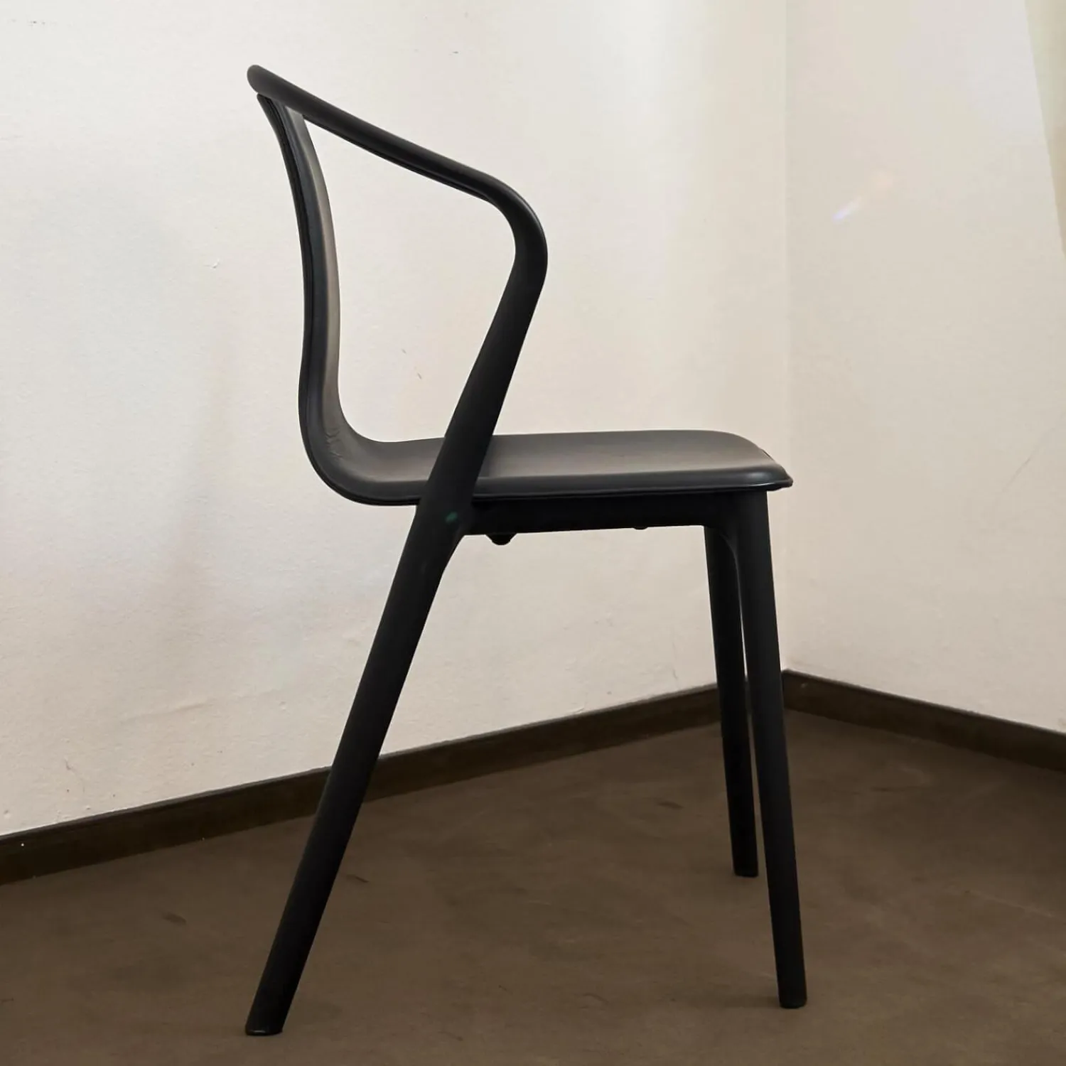 Vitra Einzelstühle|Armlehnstuhl Belleville Bezug Leder Premium Schwarz Gestell Polyamid Spritzguss Tiefschwarz
