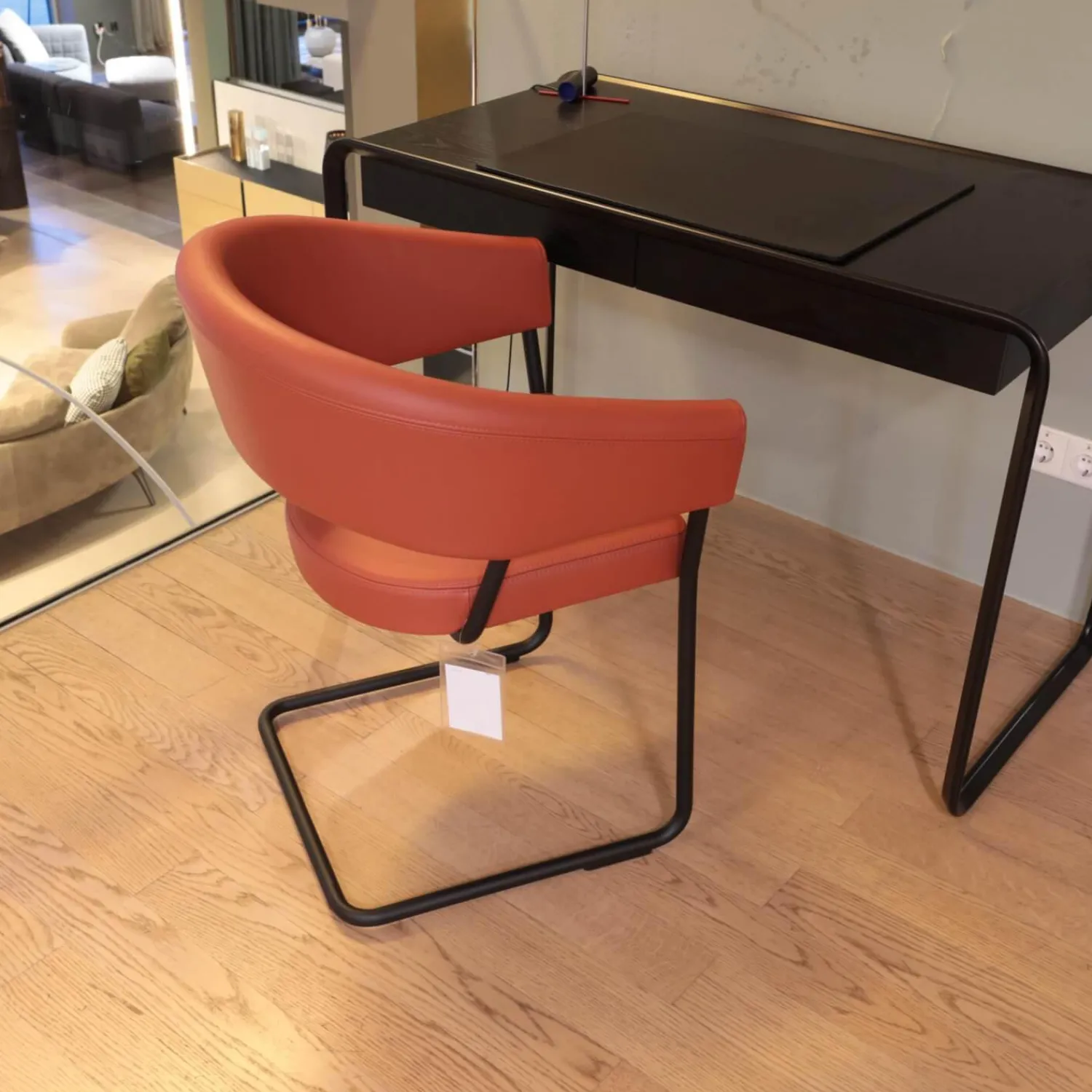 Tecta Einzelstühle|Armlehnstuhl D9 Leder II Terracotta Braun Orange Rot Gestell Stahlrohr Schwarz Pulverbeschichtet Kufengleitet Filz Ohne Tisch