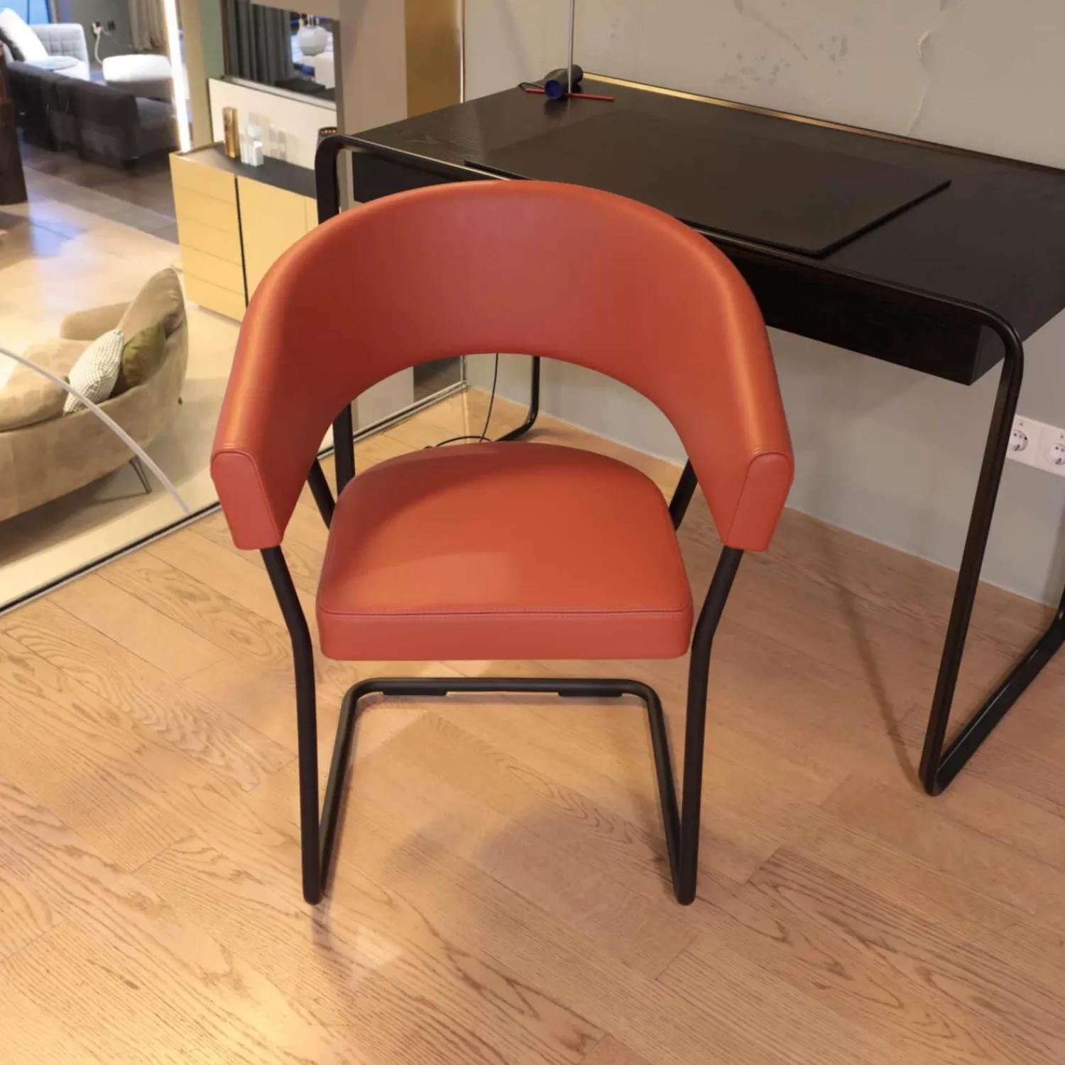 Tecta Einzelstühle|Armlehnstuhl D9 Leder II Terracotta Braun Orange Rot Gestell Stahlrohr Schwarz Pulverbeschichtet Kufengleitet Filz Ohne Tisch