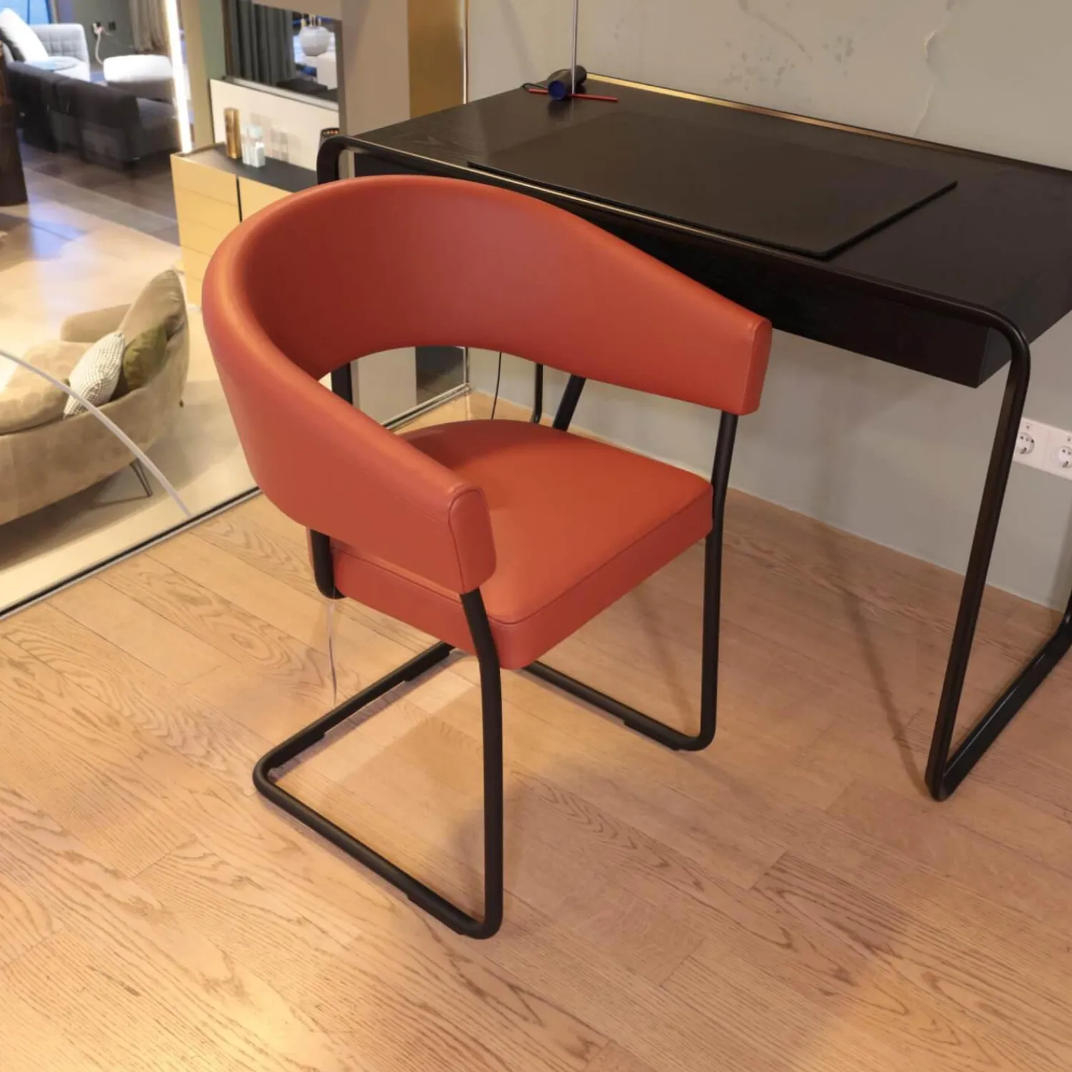 Tecta Einzelstühle|Armlehnstuhl D9 Leder II Terracotta Braun Orange Rot Gestell Stahlrohr Schwarz Pulverbeschichtet Kufengleitet Filz Ohne Tisch