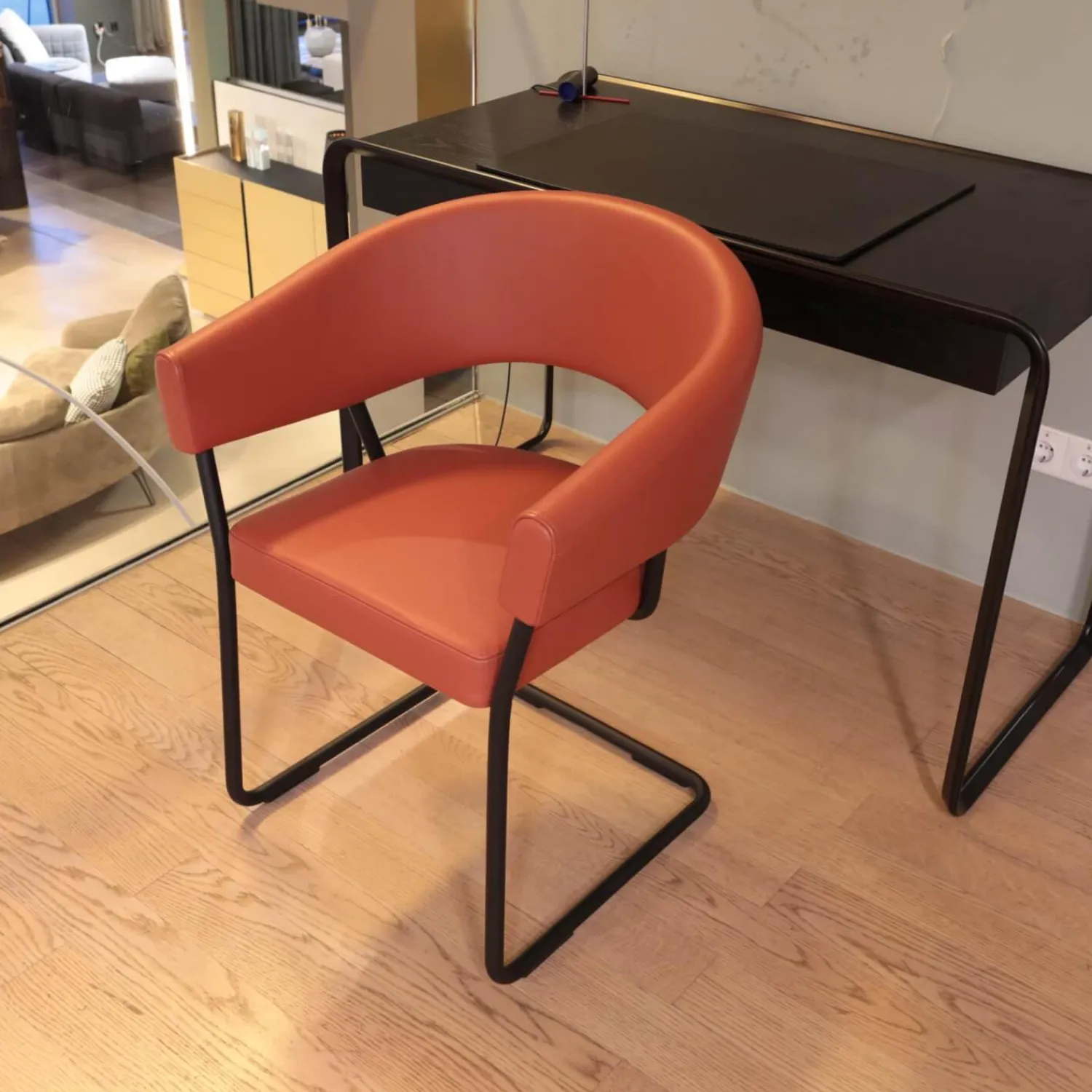 Tecta Einzelstühle|Armlehnstuhl D9 Leder II Terracotta Braun Orange Rot Gestell Stahlrohr Schwarz Pulverbeschichtet Kufengleitet Filz Ohne Tisch