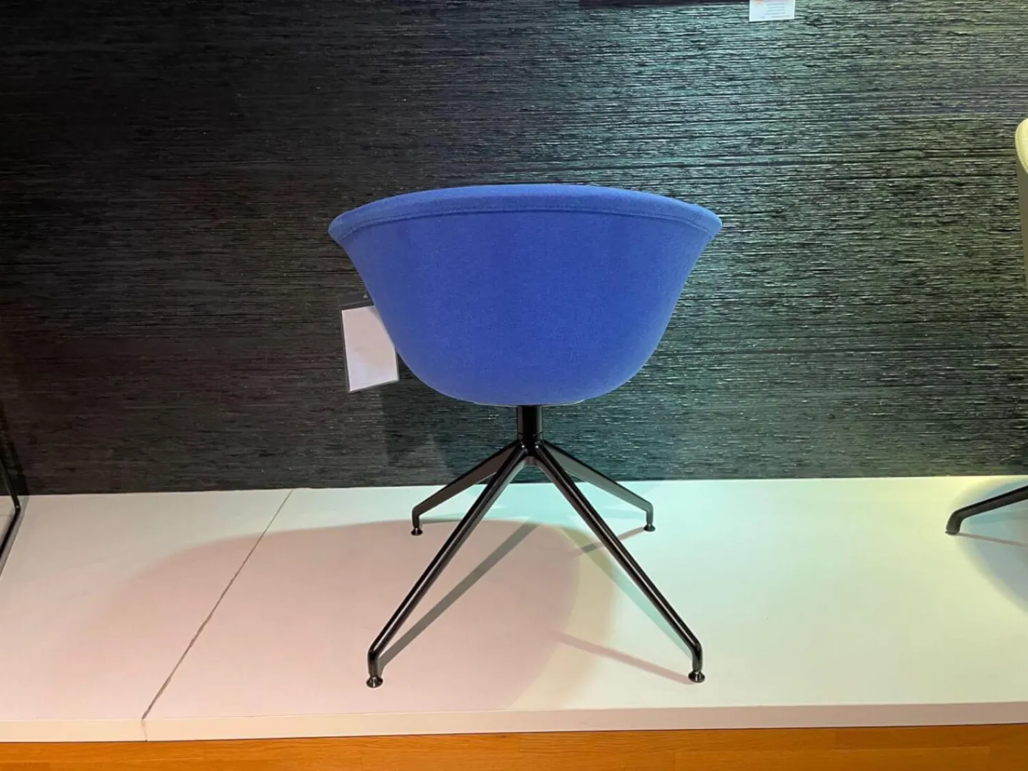 Arper Einzelstühle|Armlehnstuhl Duna 02 Spinnenfuß Drehbar Aluminium Schwarz Matt Lackiert Mit Filzgleitern