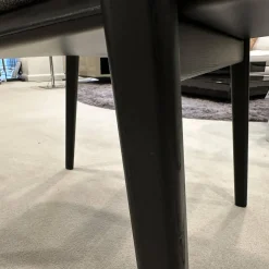 Minotti Einzelstühle|Armlehnstuhl Fynn Stoff H Bright 04 Argento Grau Gestell Massivholz Esche Gebeizt Lakritze Schwarz