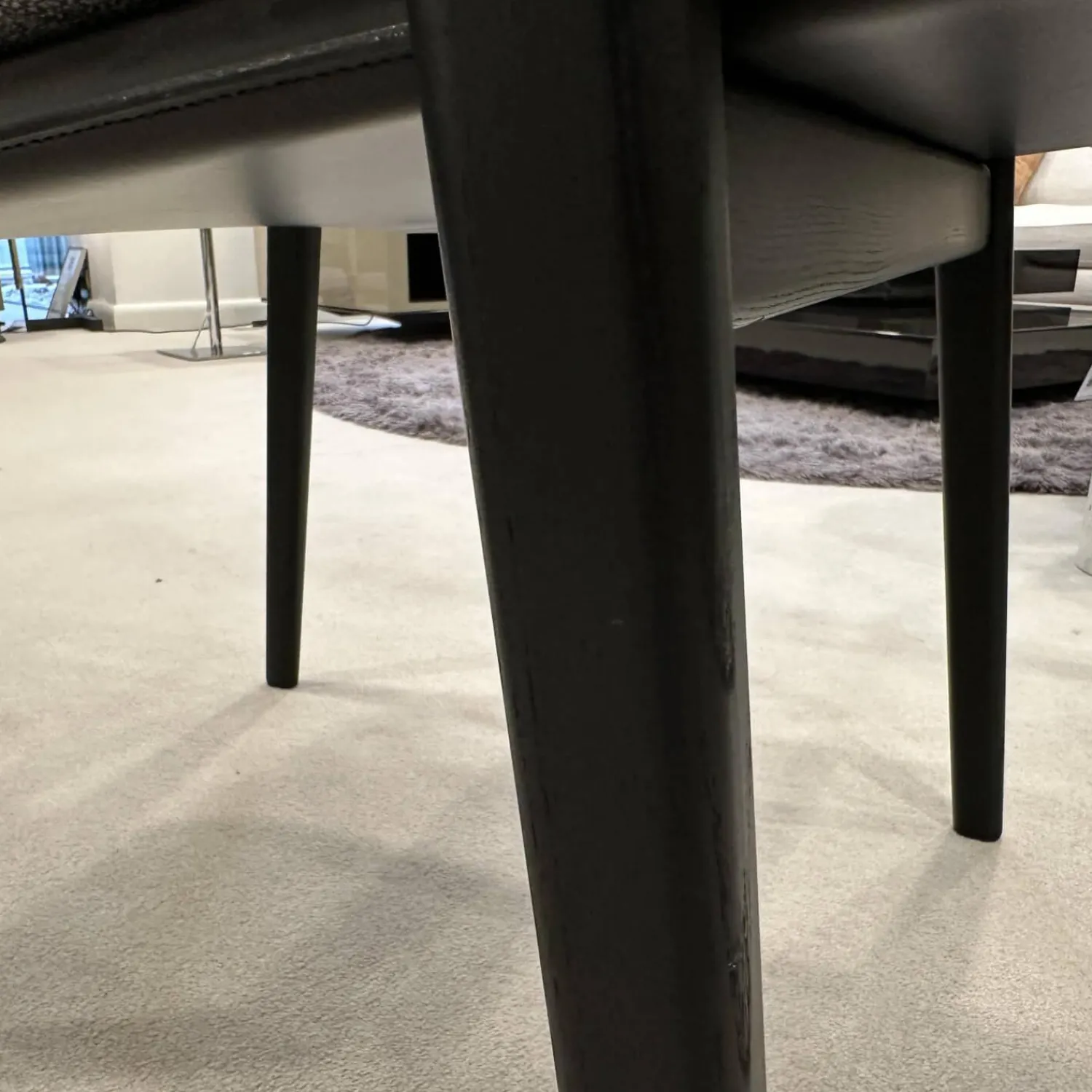 Minotti Einzelstühle|Armlehnstuhl Fynn Stoff H Bright 04 Argento Grau Gestell Massivholz Esche Gebeizt Lakritze Schwarz