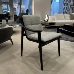 Minotti Einzelstühle|Armlehnstuhl Fynn Stoff H Bright 04 Argento Grau Gestell Massivholz Esche Gebeizt Lakritze Schwarz
