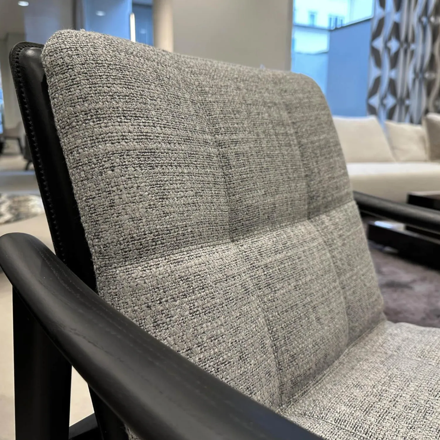 Minotti Einzelstühle|Armlehnstuhl Fynn Stoff H Bright 04 Argento Grau Gestell Massivholz Esche Gebeizt Lakritze Schwarz