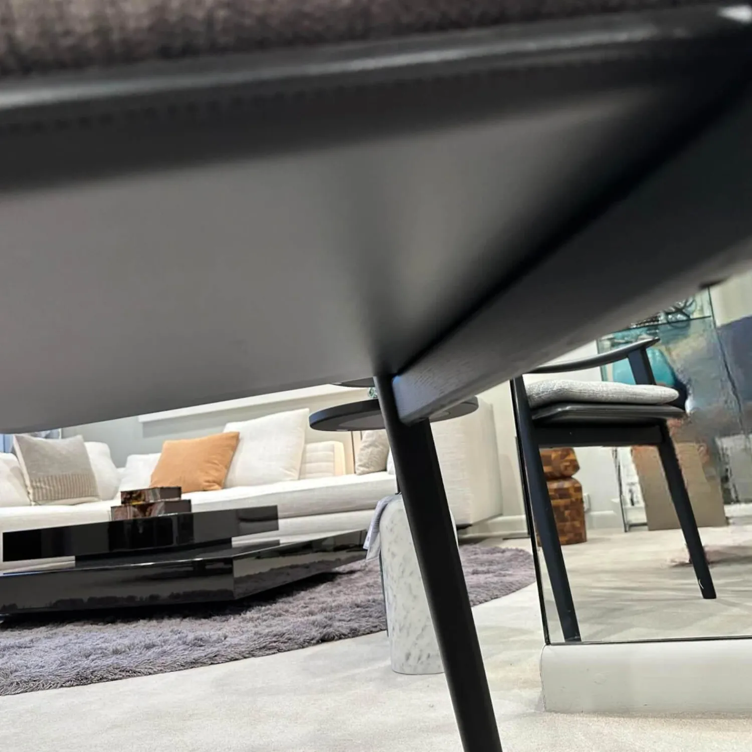 Minotti Einzelstühle|Armlehnstuhl Fynn Stoff H Bright 04 Argento Grau Gestell Massivholz Esche Gebeizt Lakritze Schwarz