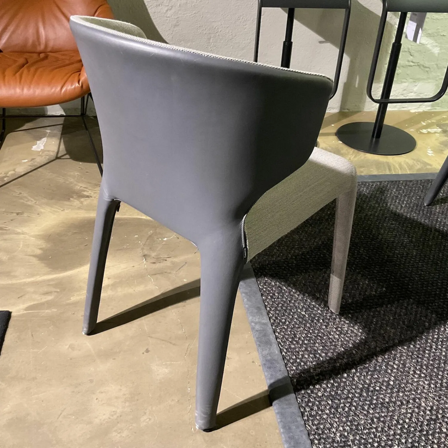 Cassina Einzelstühle|Armlehnstuhl Hola Rücken Leder Anilin Grafite Anthrazit Vorne Stoff Trio 2 Panorama Grau