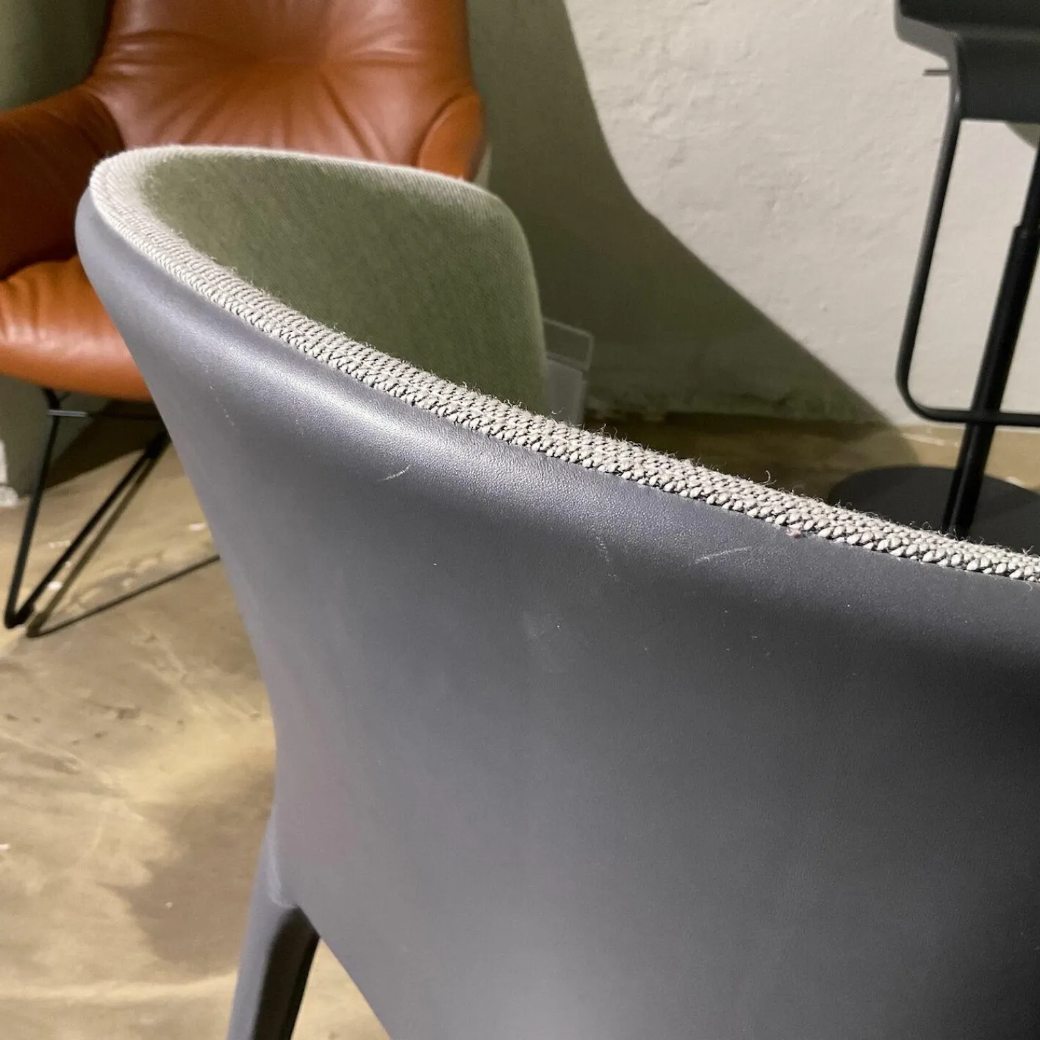 Cassina Einzelstühle|Armlehnstuhl Hola Rücken Leder Anilin Grafite Anthrazit Vorne Stoff Trio 2 Panorama Grau