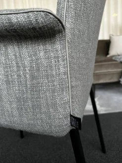 Christine Kröncke Einzelstühle|Armlehnstuhl Jaro 200 Bezug Stoff Sama 092 Argento Grau Gestell Edelstahlrohr Schwarz Pulverbeschichtet