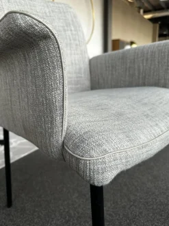 Christine Kröncke Einzelstühle|Armlehnstuhl Jaro 200 Bezug Stoff Sama 092 Argento Grau Gestell Edelstahlrohr Schwarz Pulverbeschichtet