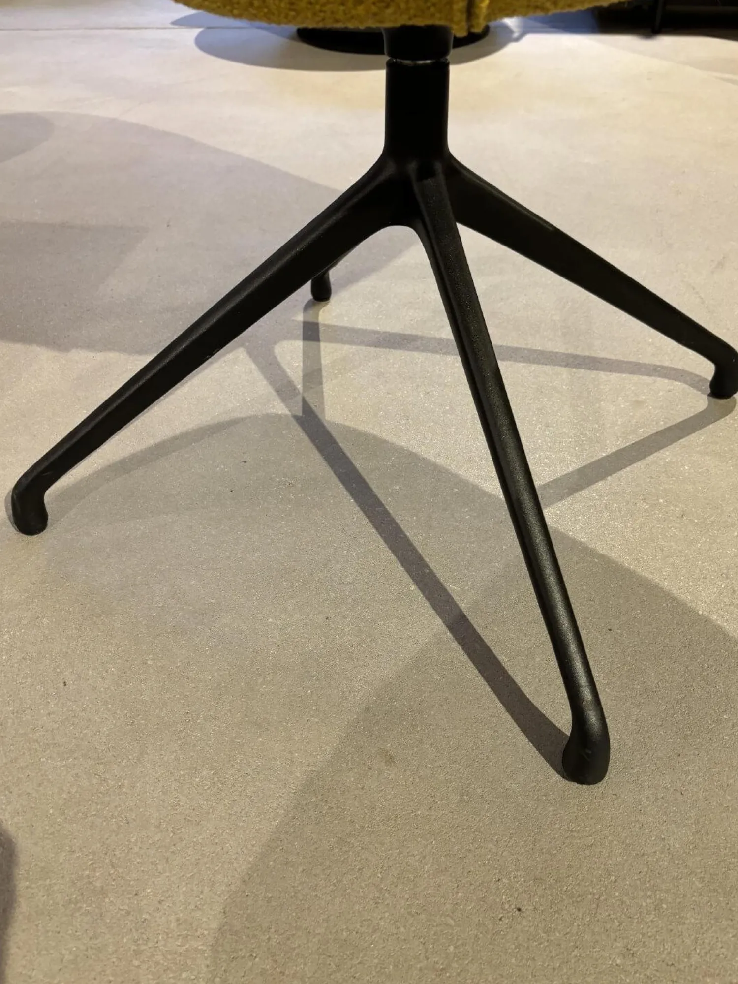 Werther Einzelstühle|Armlehnstuhl Jona Stoff Brera U 3280 Gelb Gestell Fußkreuz Schwarz Drehbar