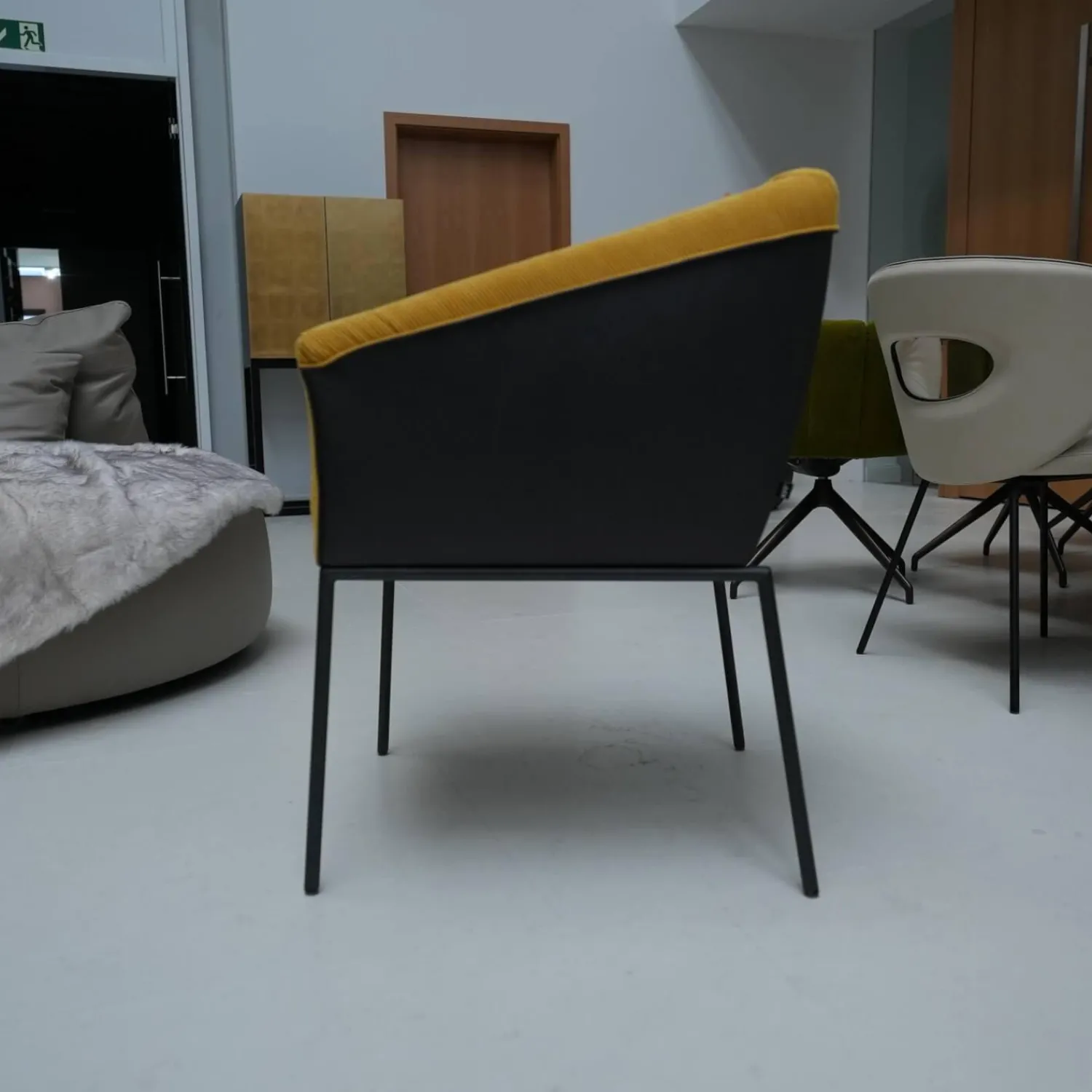 KFF Einzelstühle|Armlehnstuhl Milo Leder Glove Dolphin Stoff Lisboa Col. 20 Gestell Metall Anthrazit M23