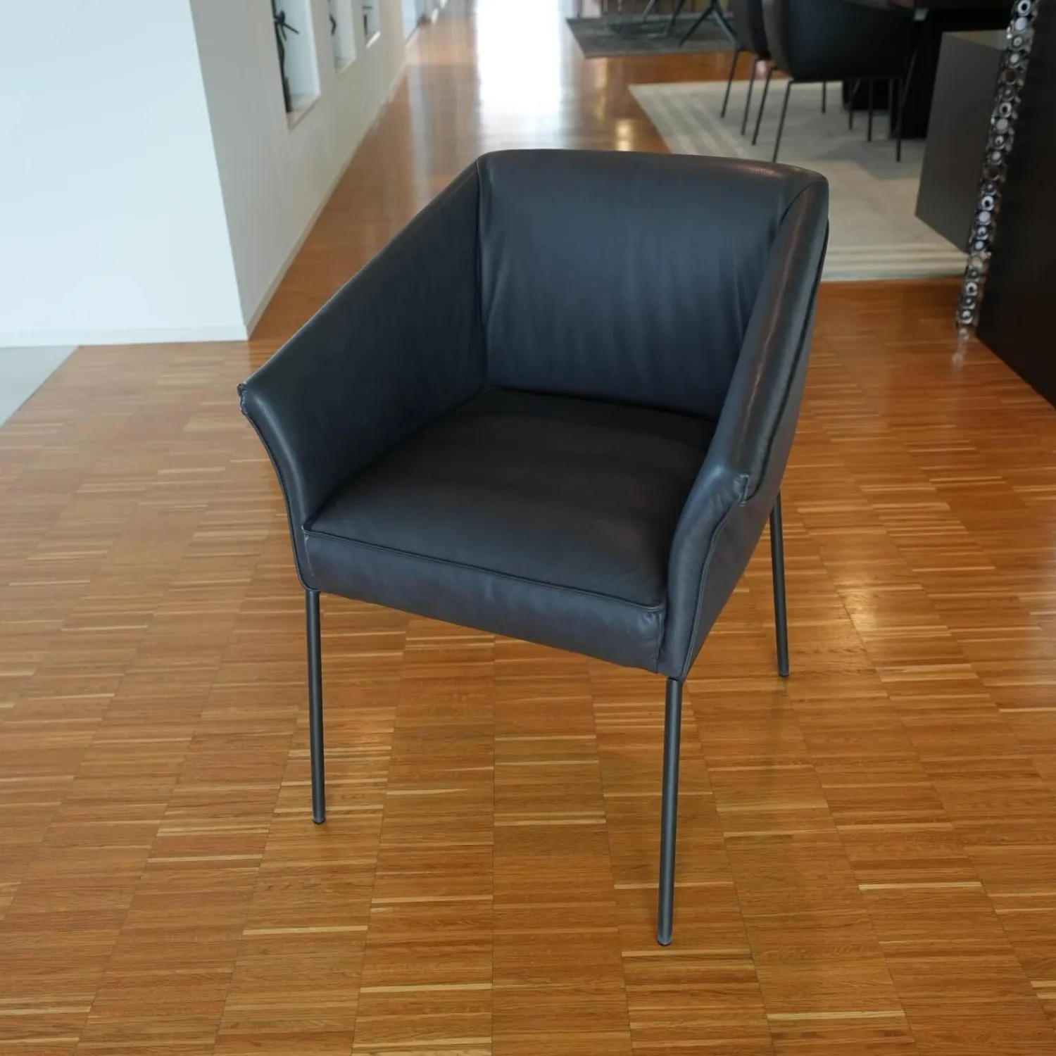 KFF Einzelstühle|Armlehnstuhl Milo Leder Glove Dolphin 451 Gestell Metall Anthrazit M23