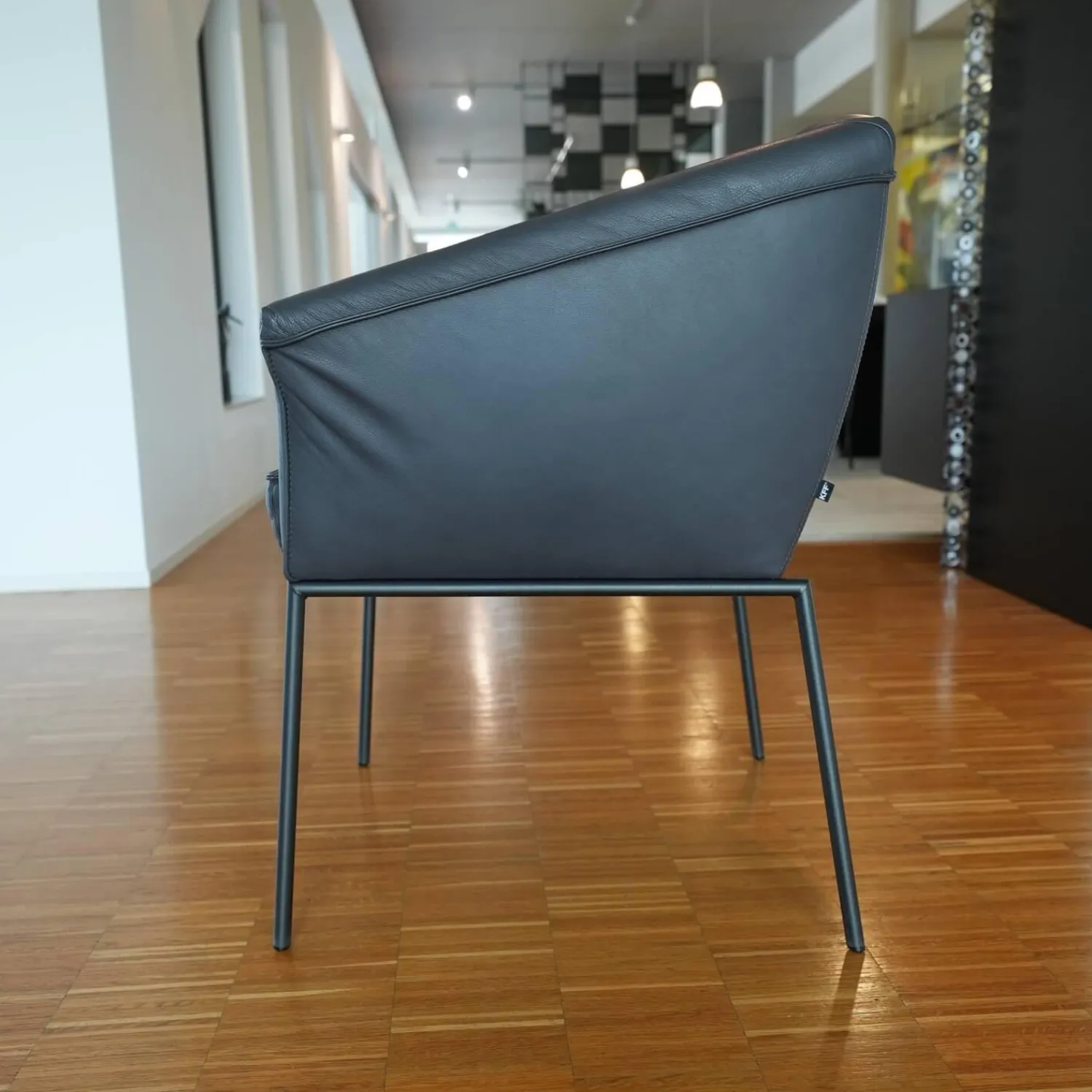 KFF Einzelstühle|Armlehnstuhl Milo Leder Glove Dolphin 451 Gestell Metall Anthrazit M23