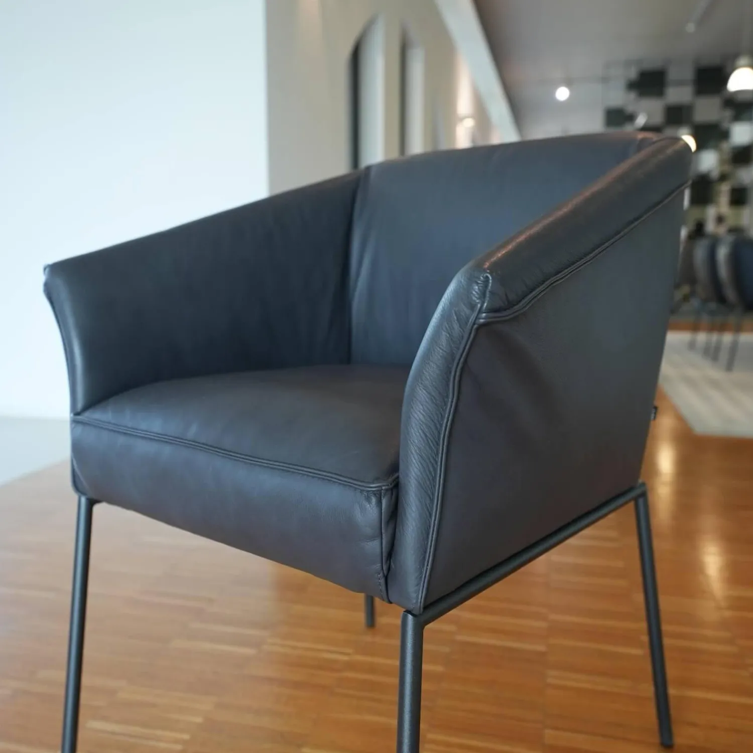 KFF Einzelstühle|Armlehnstuhl Milo Leder Glove Dolphin 451 Gestell Metall Anthrazit M23