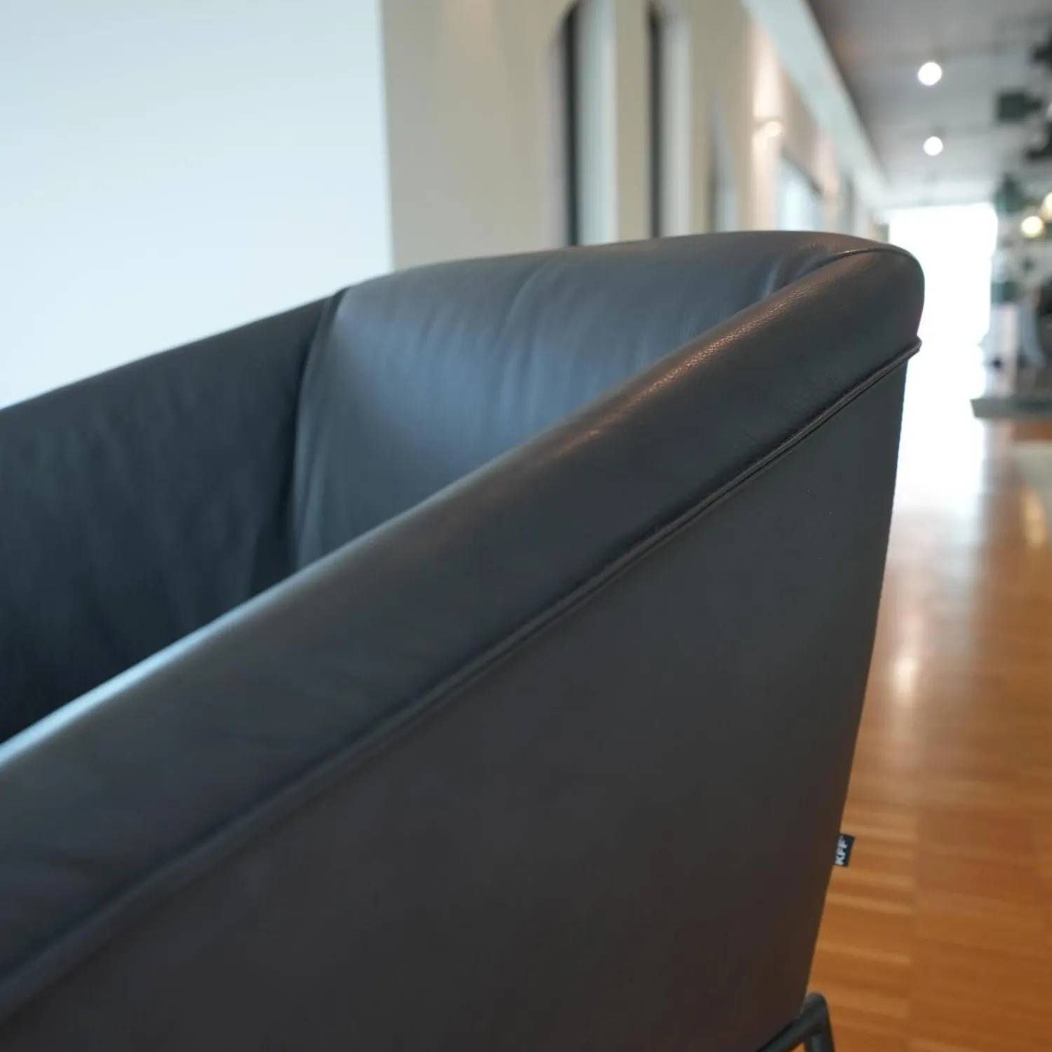 KFF Einzelstühle|Armlehnstuhl Milo Leder Glove Dolphin 451 Gestell Metall Anthrazit M23