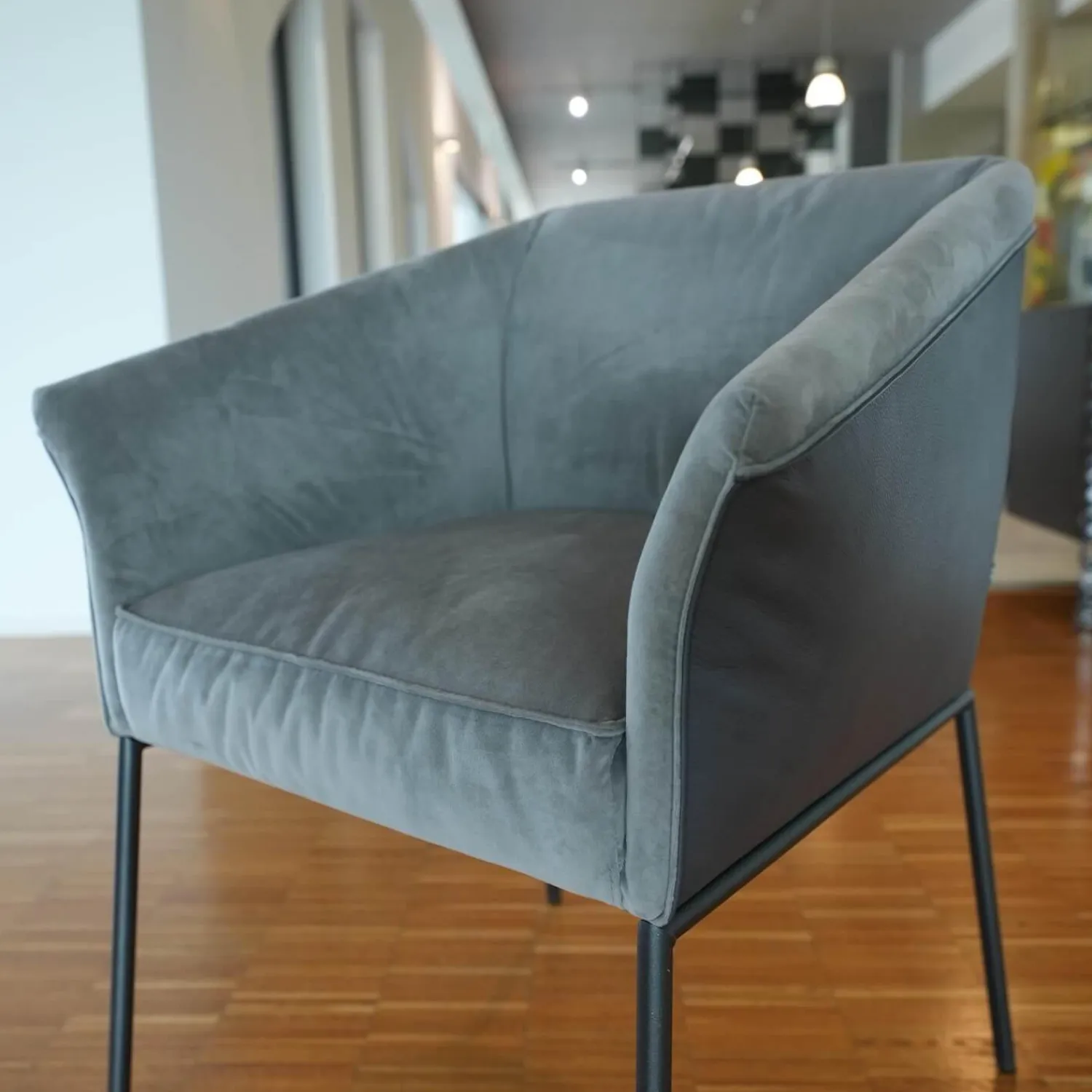 KFF Einzelstühle|Armlehnstuhl Milo Leder Glove Dolphin 451 Stoff Seven Grey 65 Gestell Metall Anthrazit M23