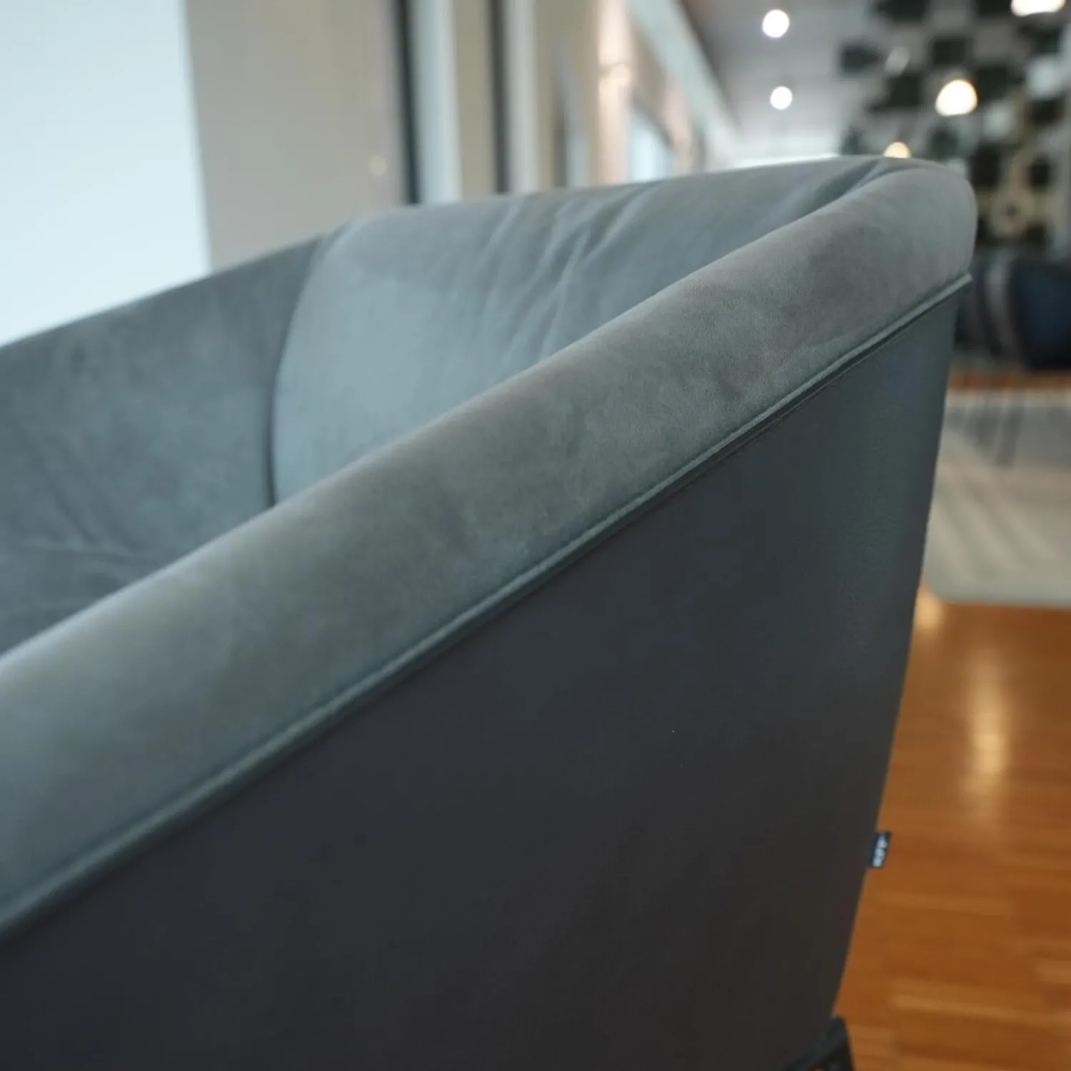 KFF Einzelstühle|Armlehnstuhl Milo Leder Glove Dolphin 451 Stoff Seven Grey 65 Gestell Metall Anthrazit M23