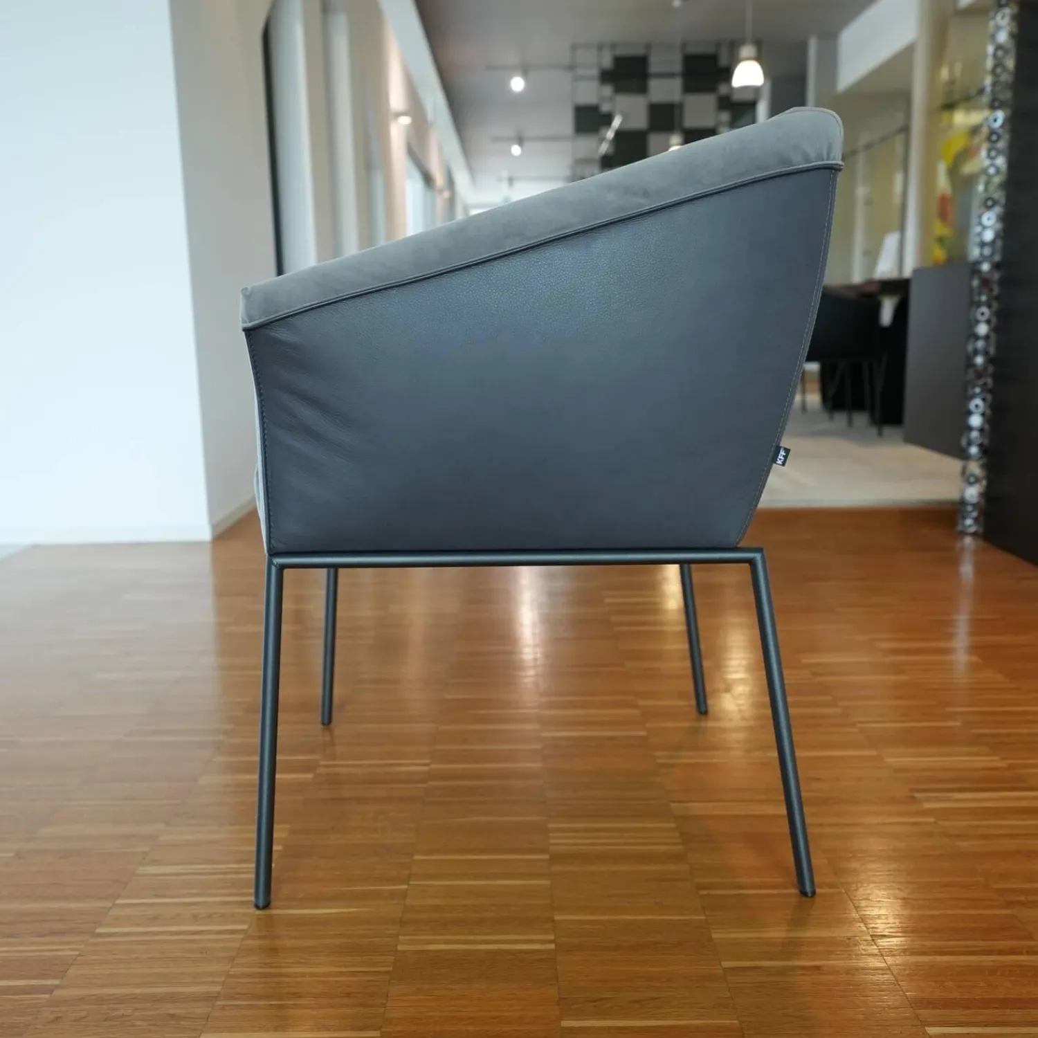 KFF Einzelstühle|Armlehnstuhl Milo Leder Glove Dolphin 451 Stoff Seven Grey 65 Gestell Metall Anthrazit M23